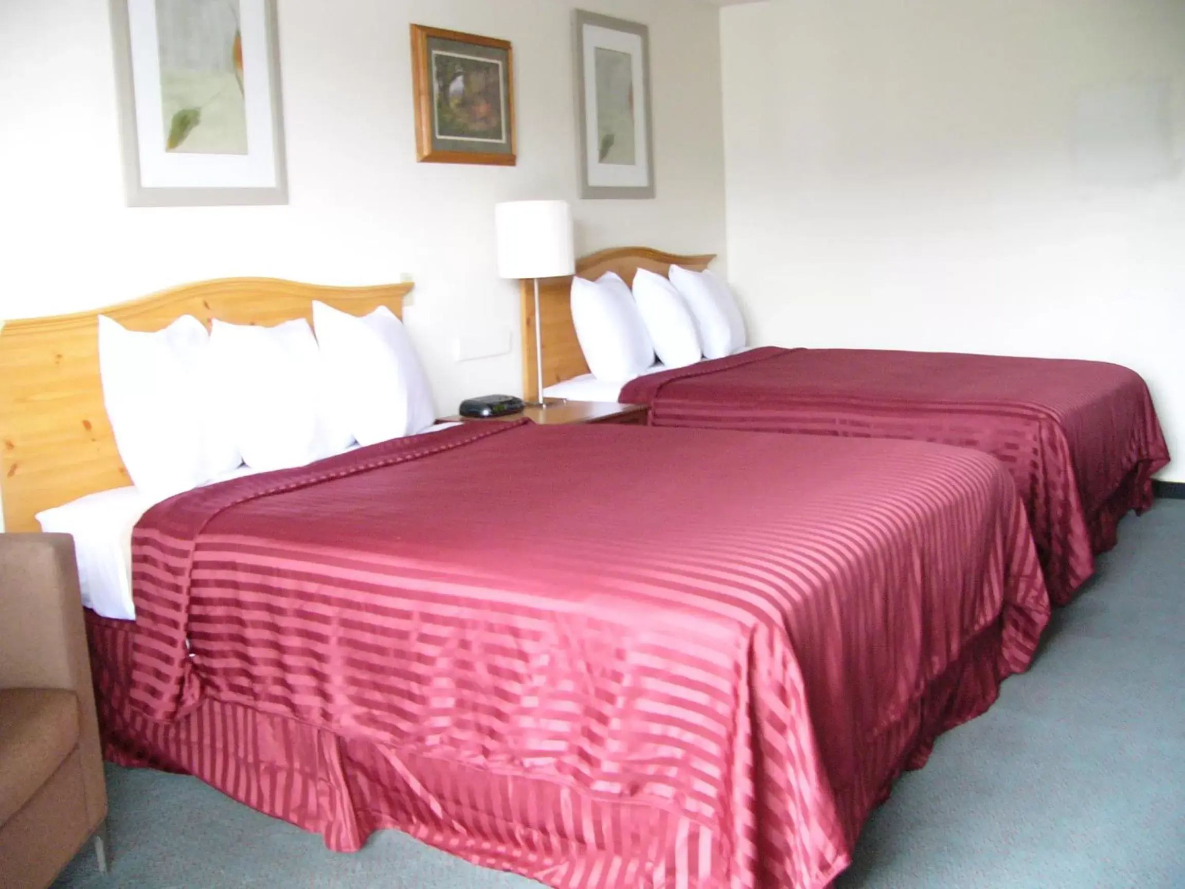 Bed in Oyster Bay Inn & Suites