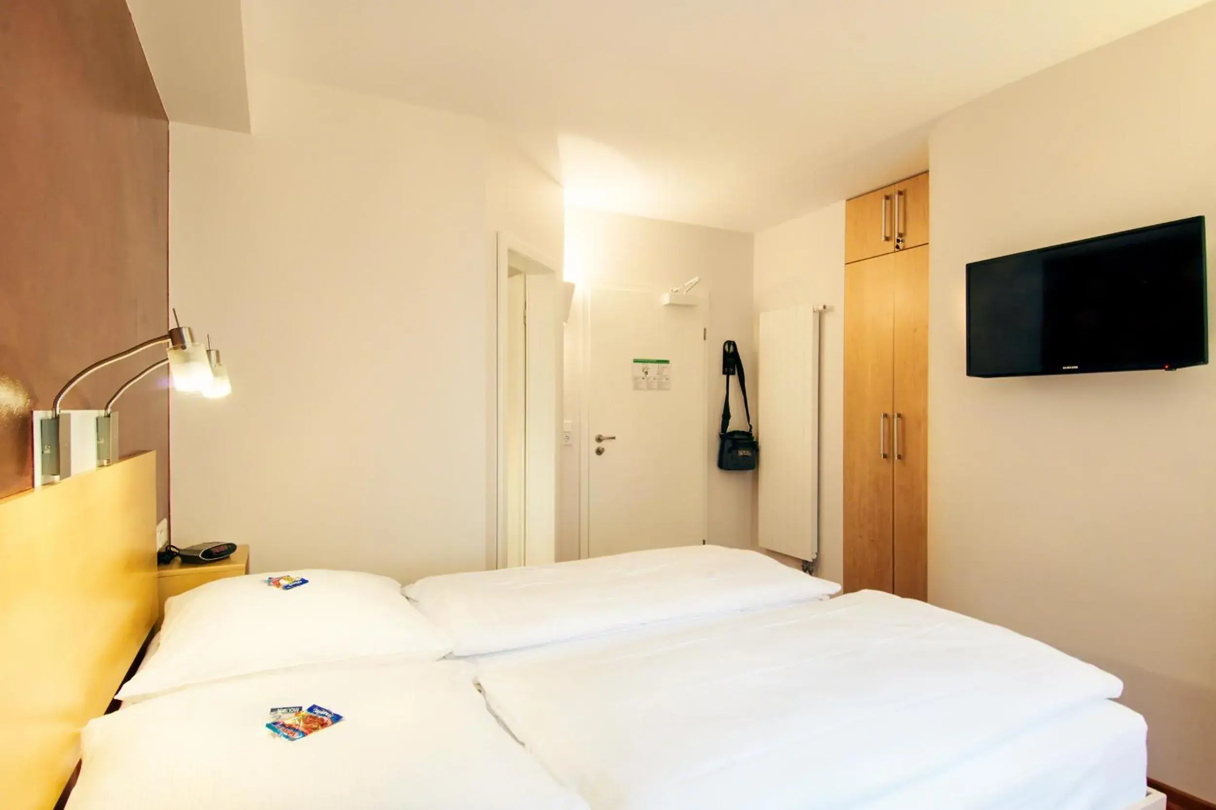 Photo of the whole room, Bed in Town Hotel Wiesbaden - kleines Privathotel mit Self-Check-In in Bestlage