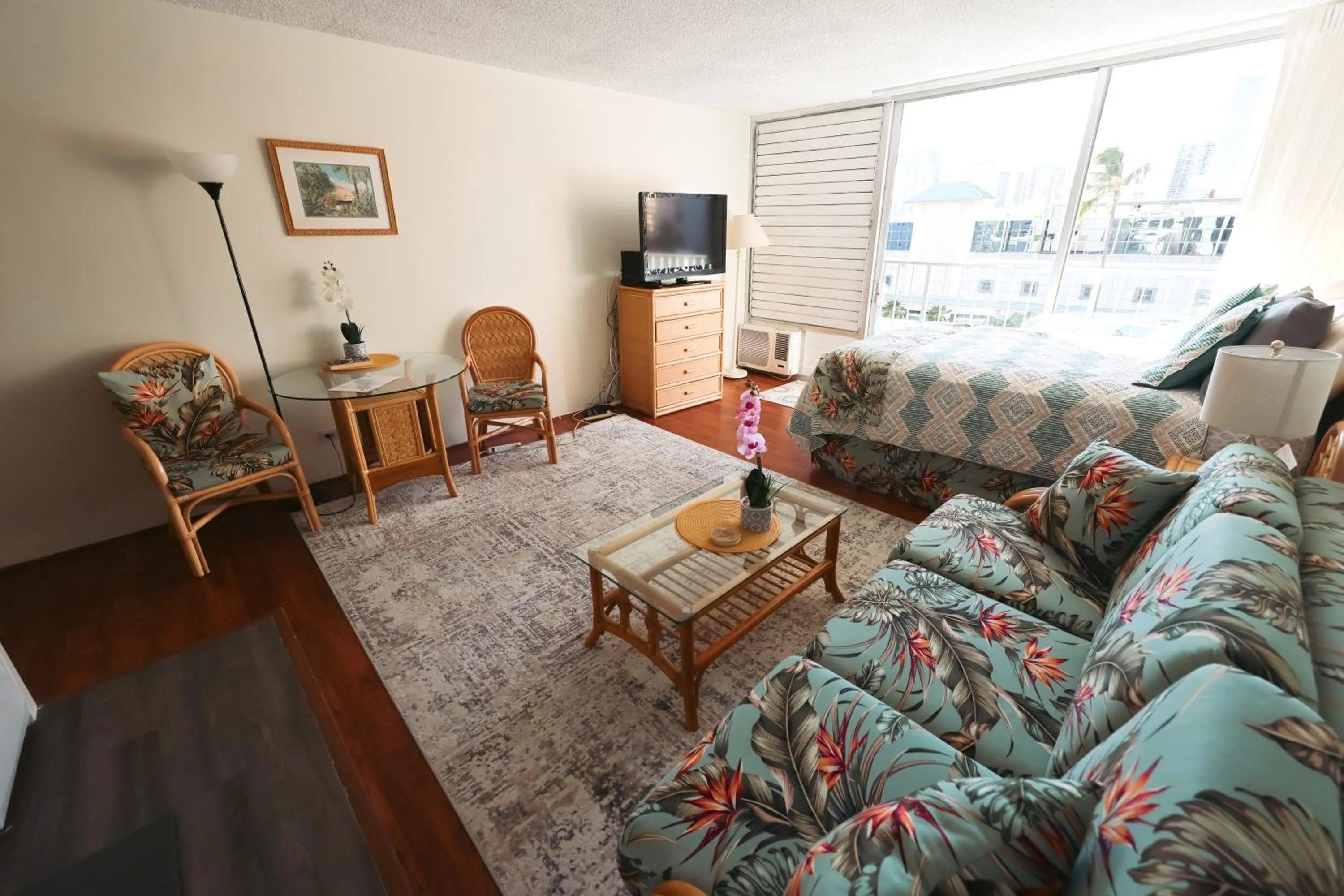 Tropical Studios at Marine Surf Waikiki - FREE PARKING - BEST LOCATION - FULL KITCHEN - SWIMMING POOL