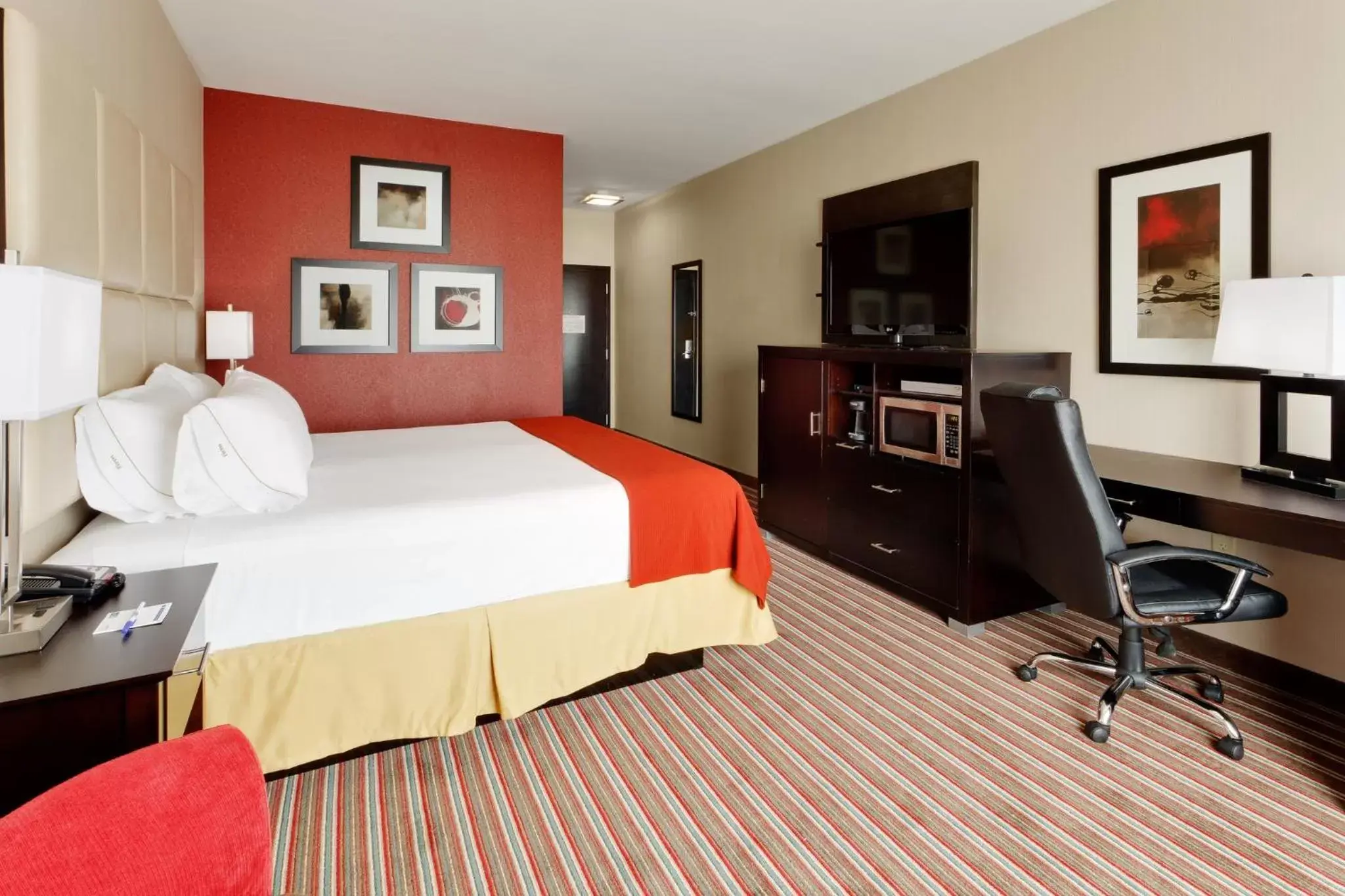Bedroom, Bed in Holiday Inn Express & Suites Northeast, an IHG Hotel