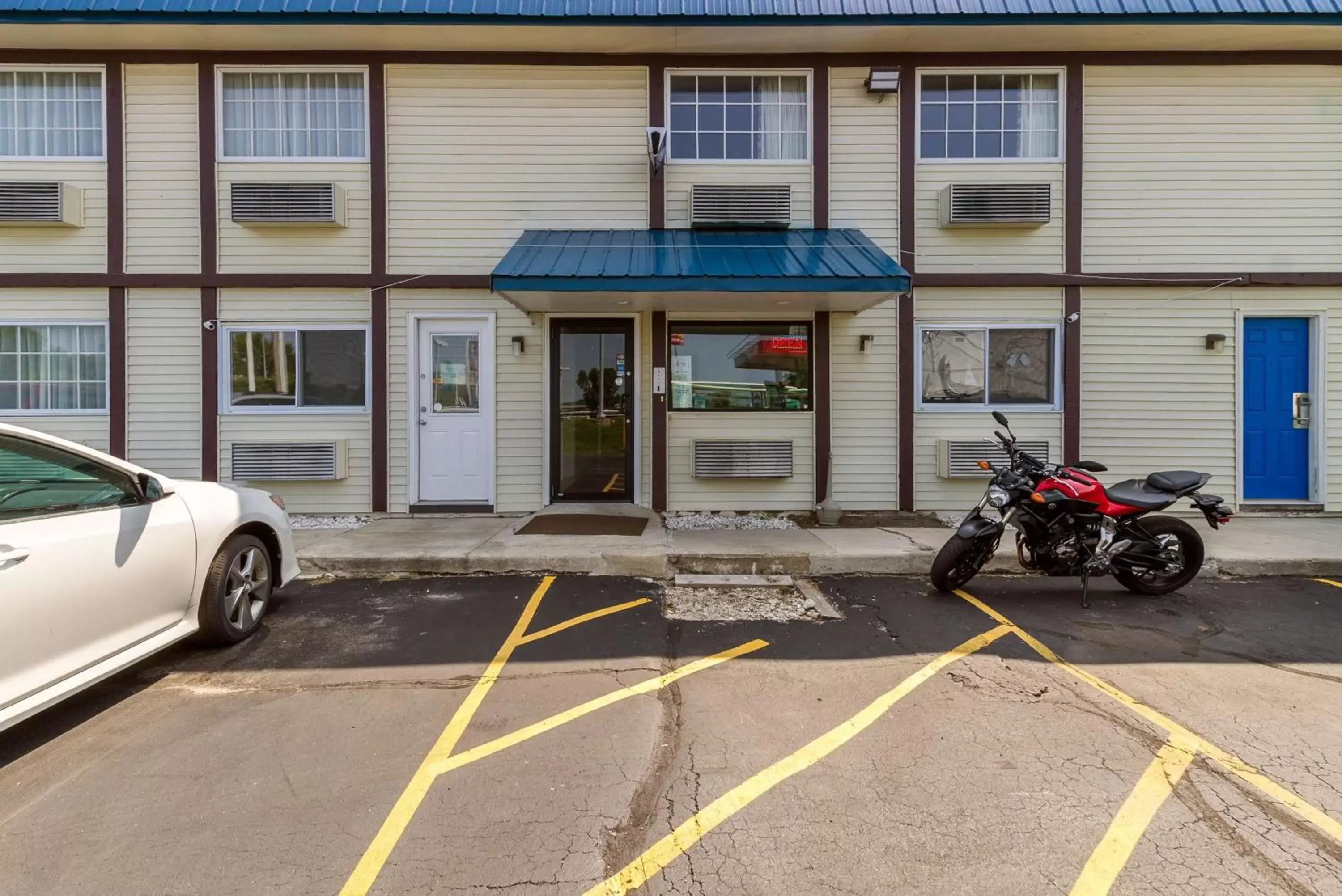 Property building in Motel 6-Rossford, OH