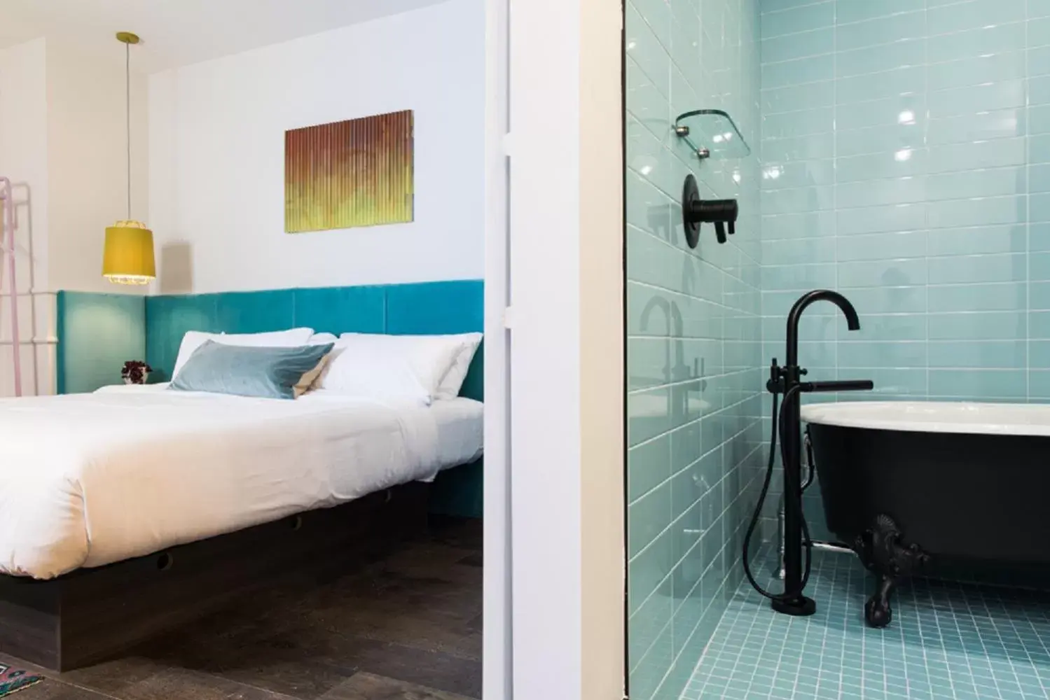 Shower, Bed in The Russell Shower, Bed in The Russell