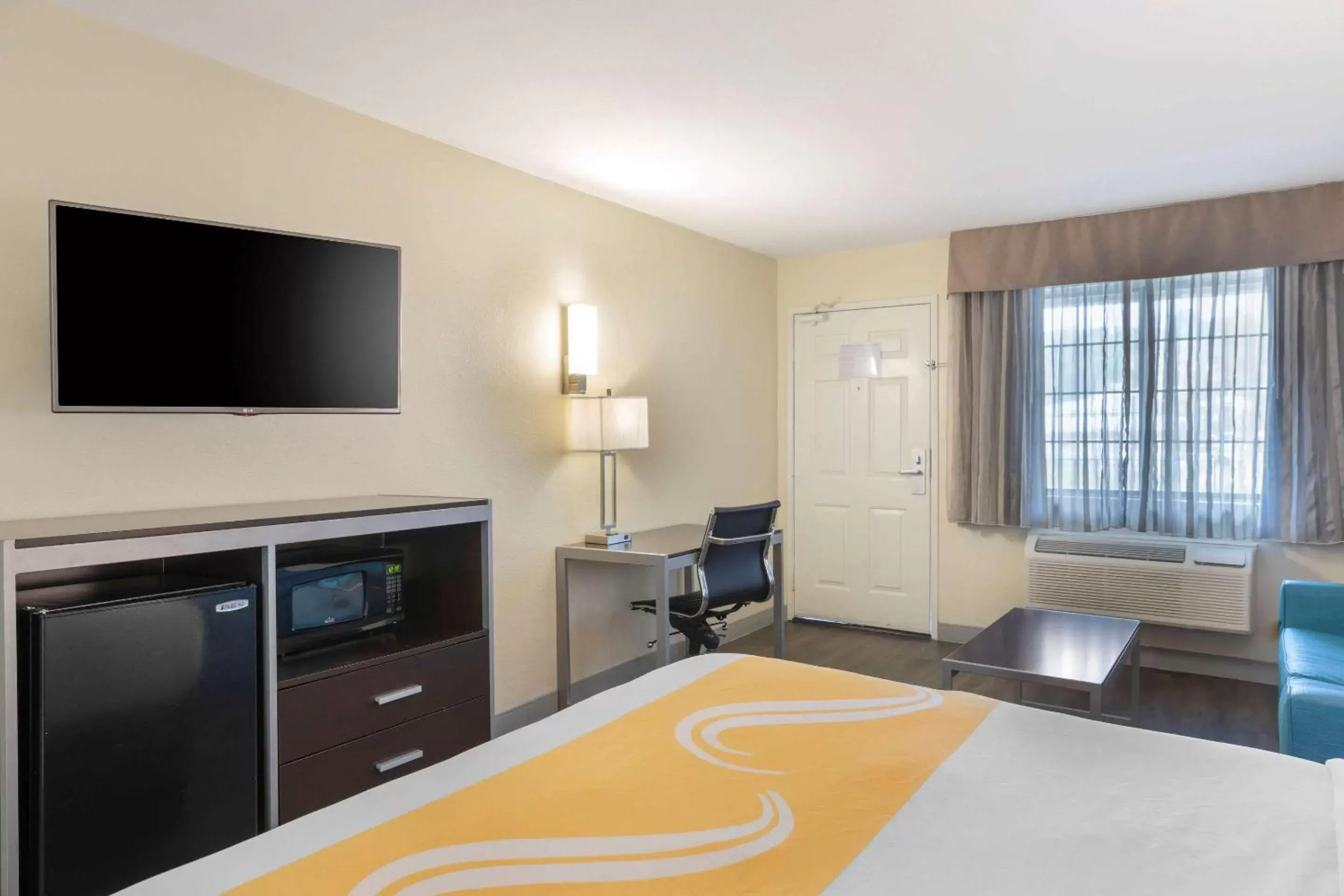 Bedroom, TV/Entertainment Center in Quality Inn & Suites Camarillo-Oxnard