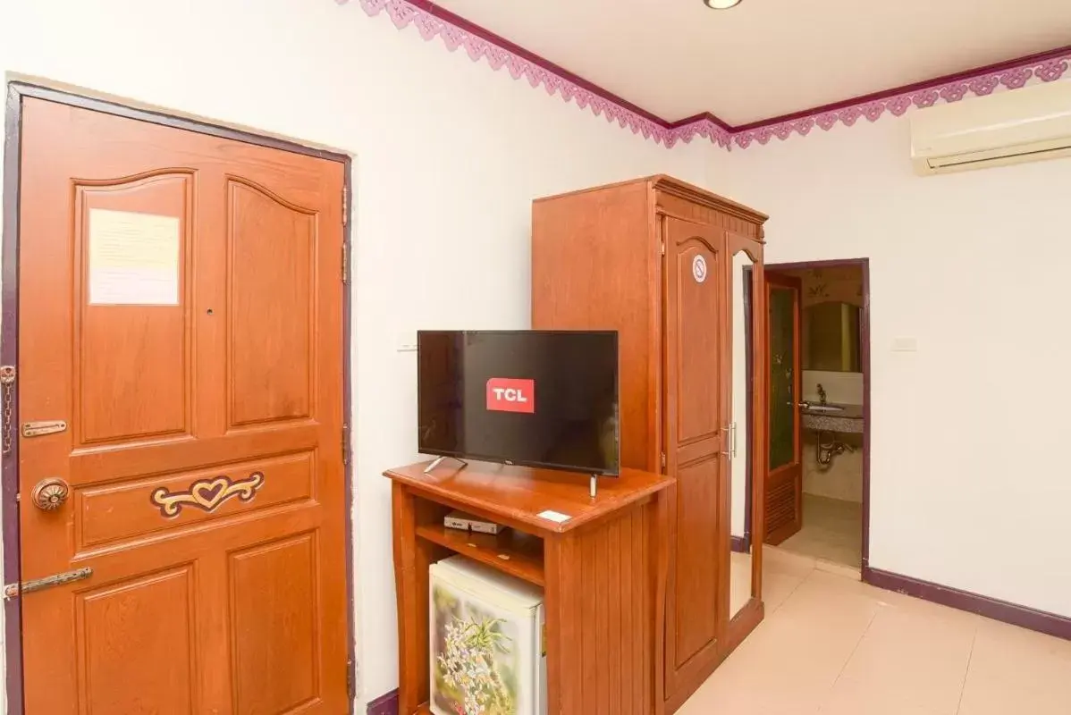 Communal lounge/ TV room, TV/Entertainment Center in Ban Ao Thong