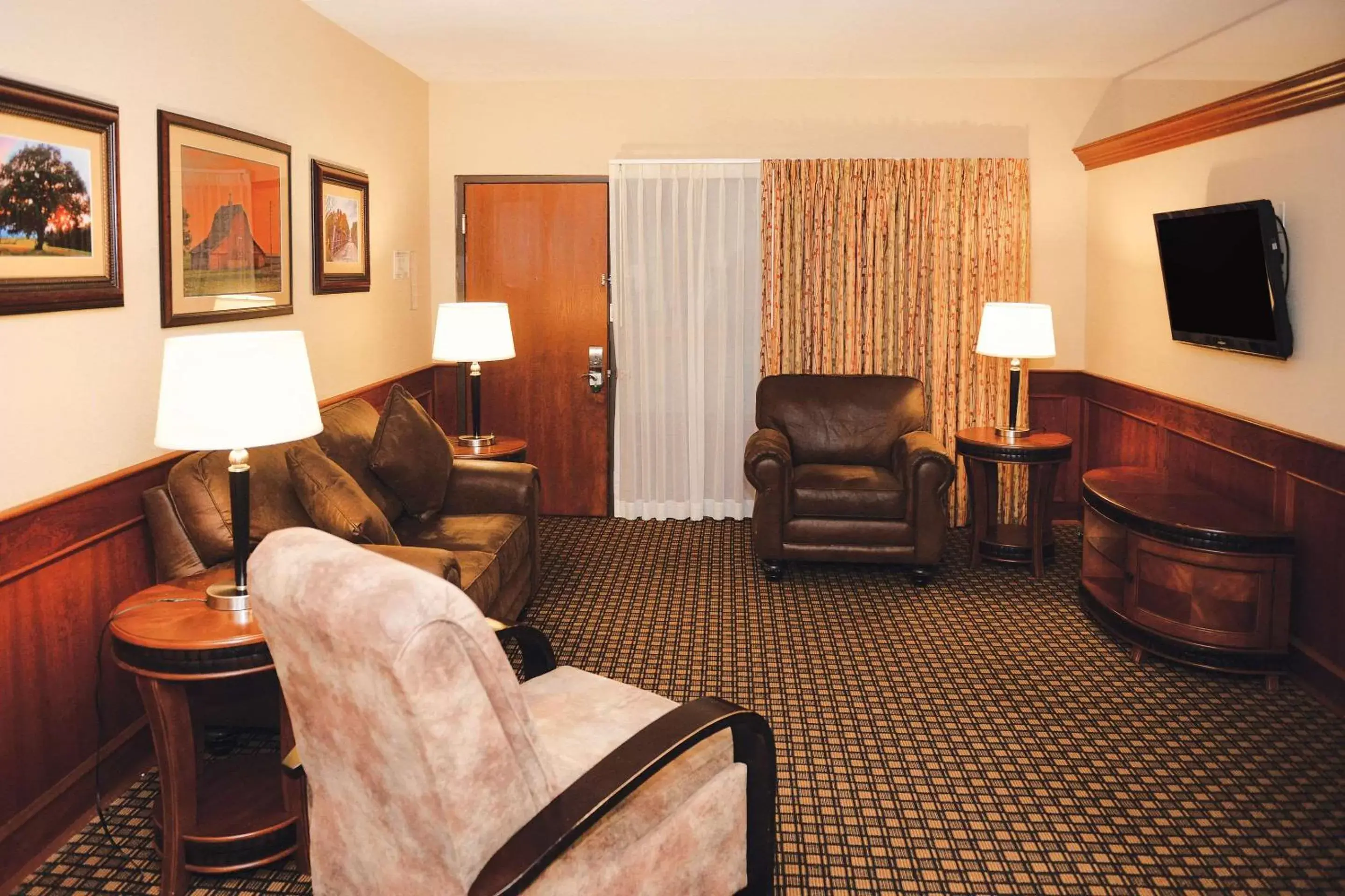 Photo of the whole room, Seating Area in Quality Inn & Suites Ames Conference Center Near ISU Campus