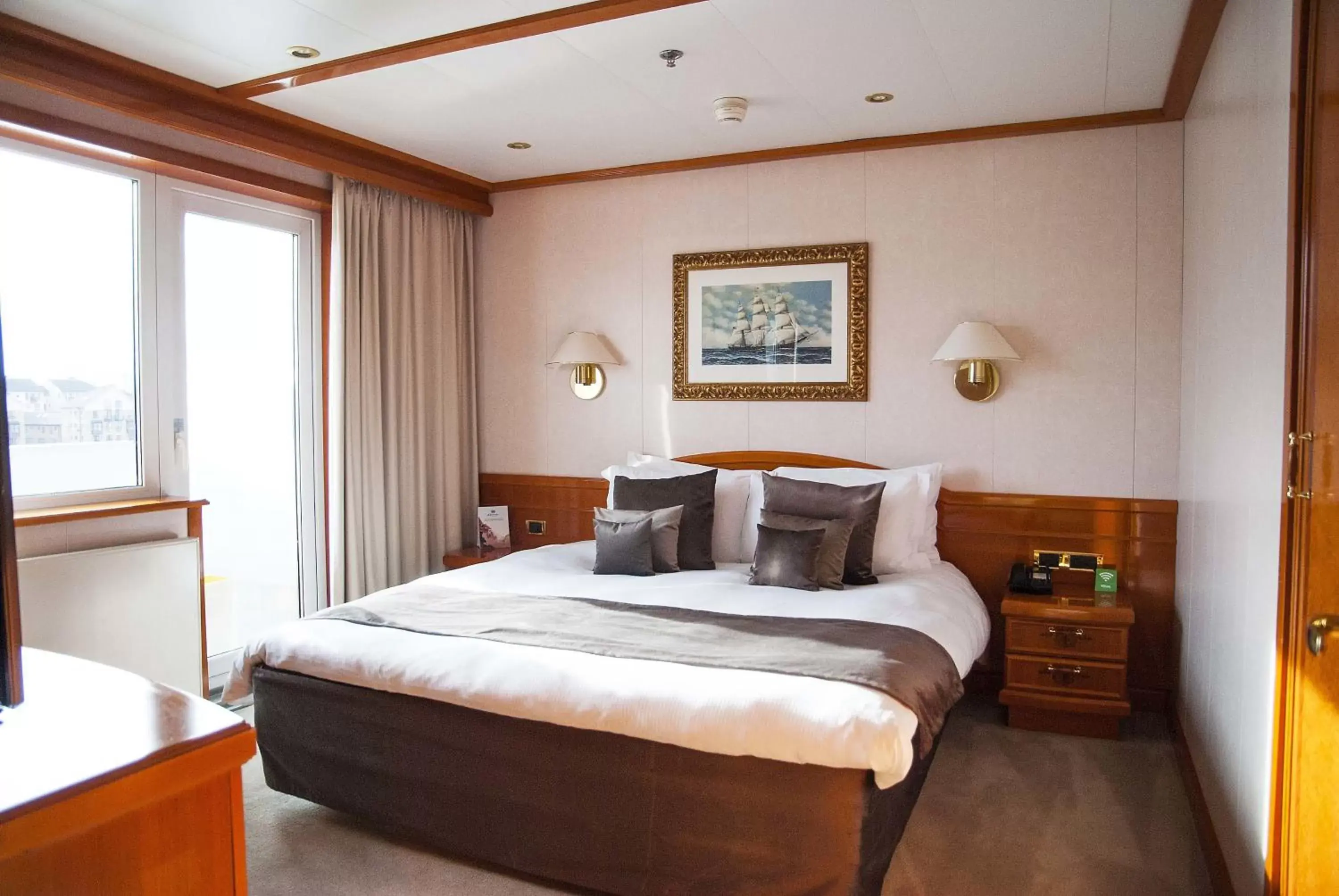 Bed in Sunborn London Yacht Hotel