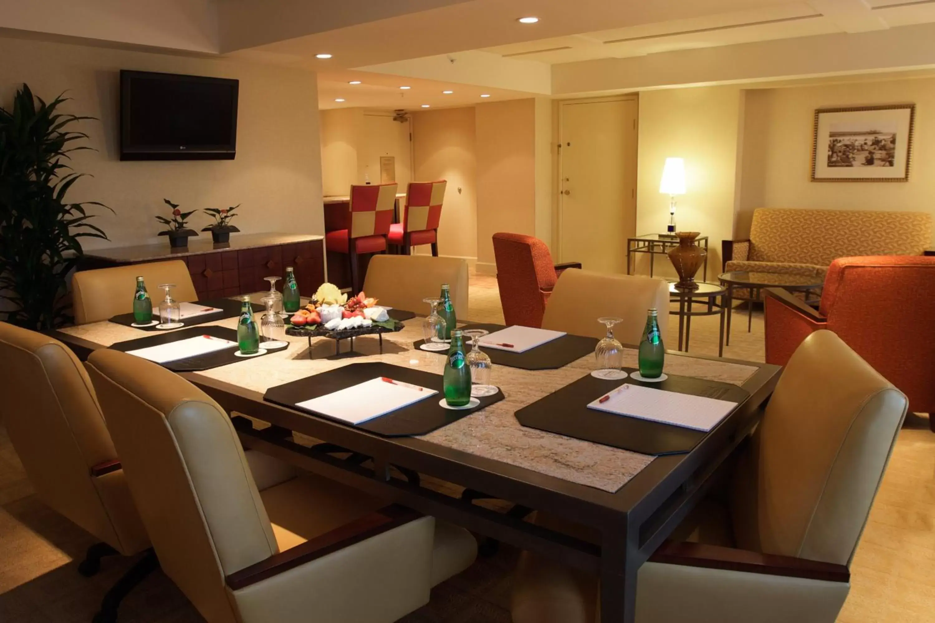 Meeting/conference room, Restaurant/Places to Eat in Long Beach Marriott