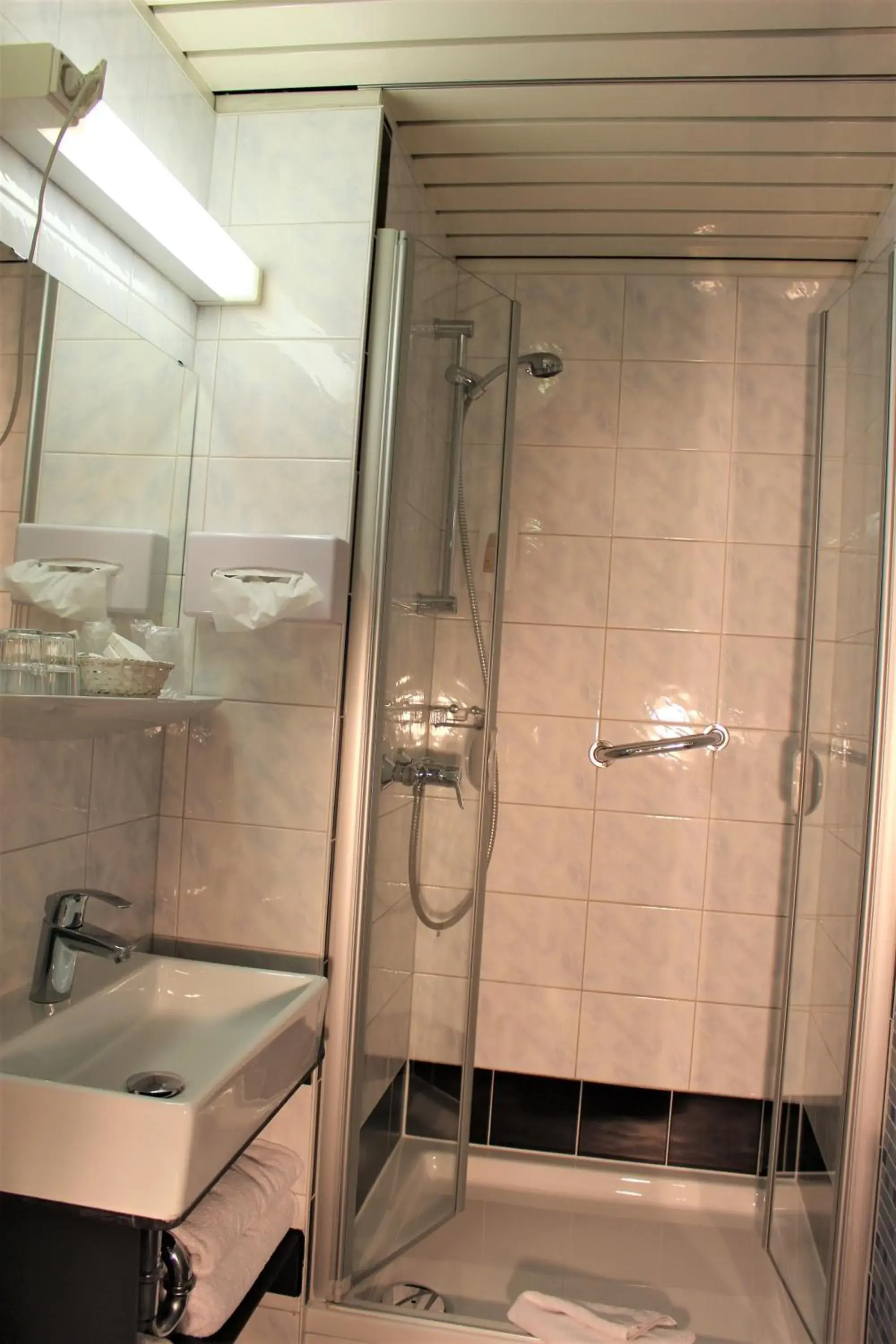 Shower, Bathroom in Gästehaus Centro