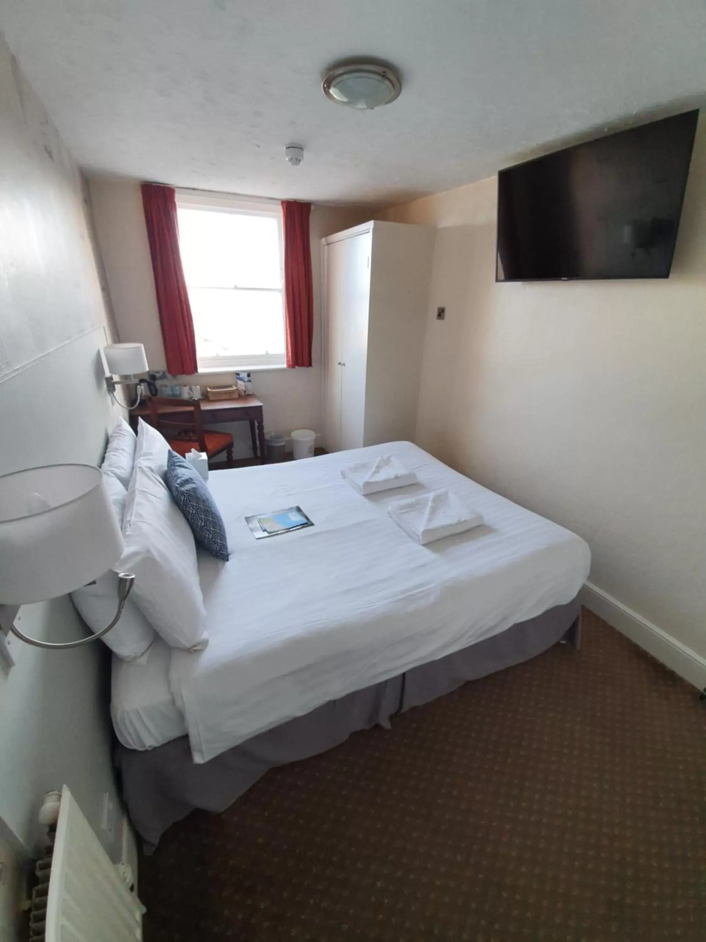 Photo of the whole room, Bed in Alexandra Hotel Photo of the whole room, Bed in Alexandra Hotel