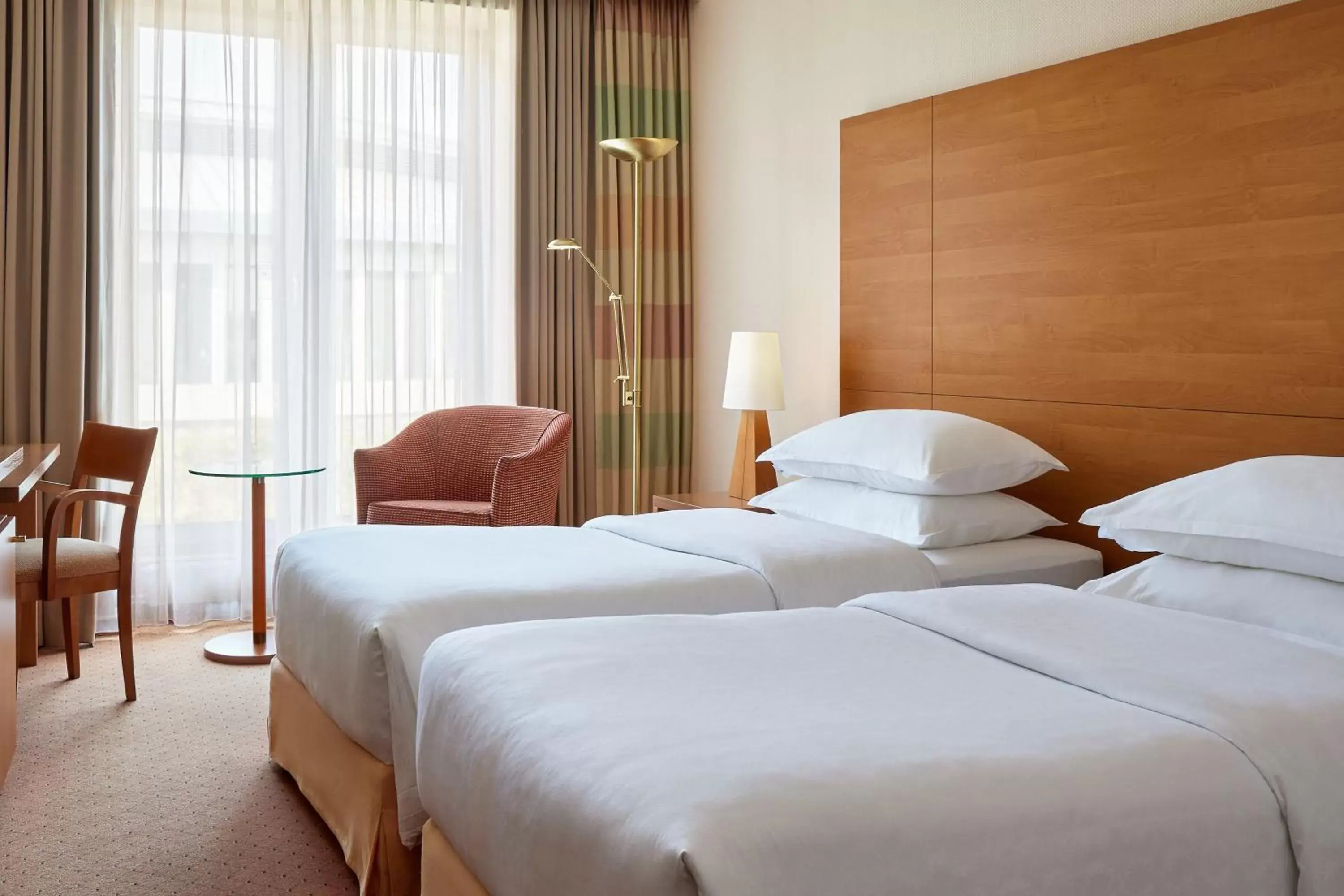 Photo of the whole room, Bed in Sheraton Duesseldorf Airport Hotel