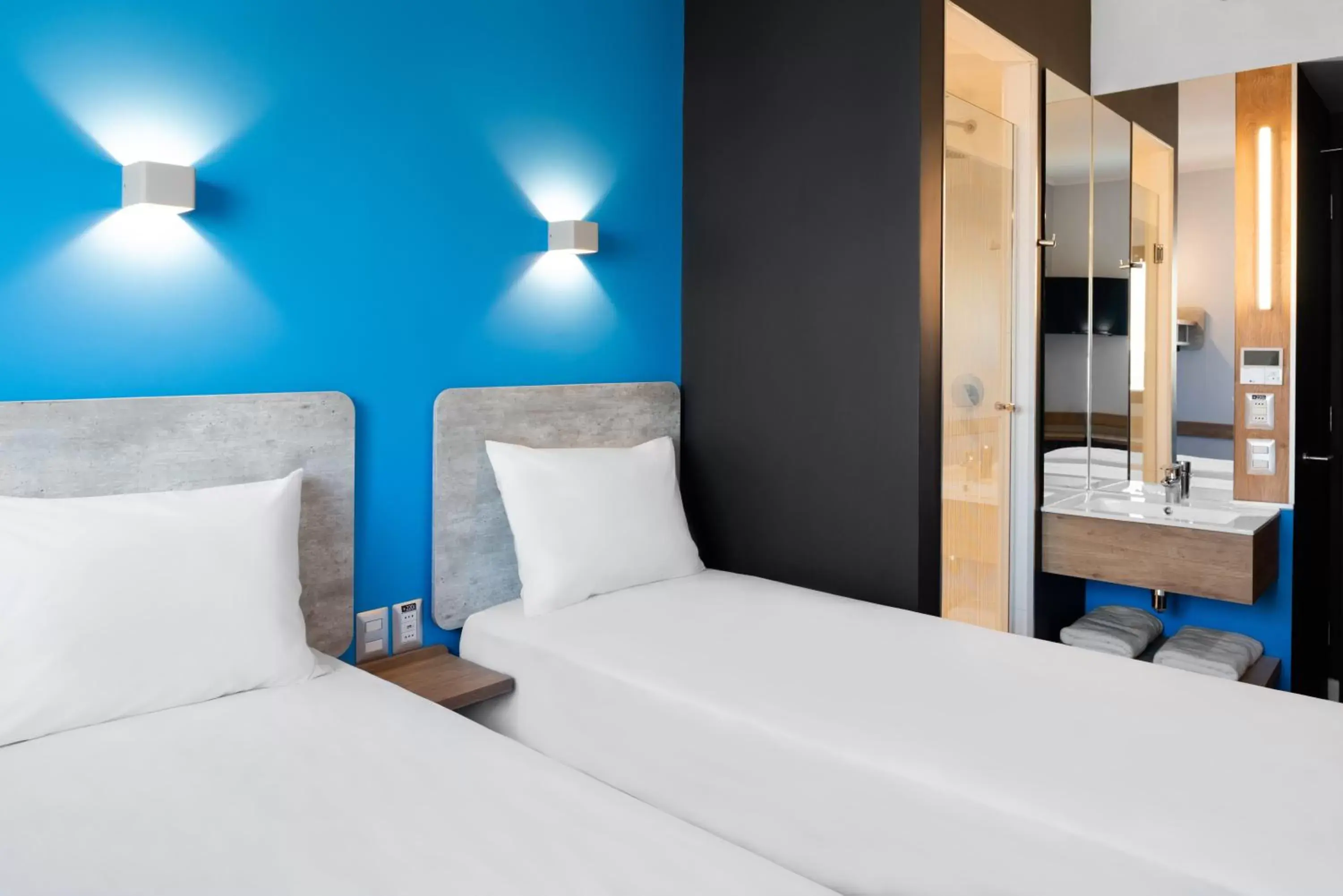 Shower, Bed in ibis budget Santiago Providencia