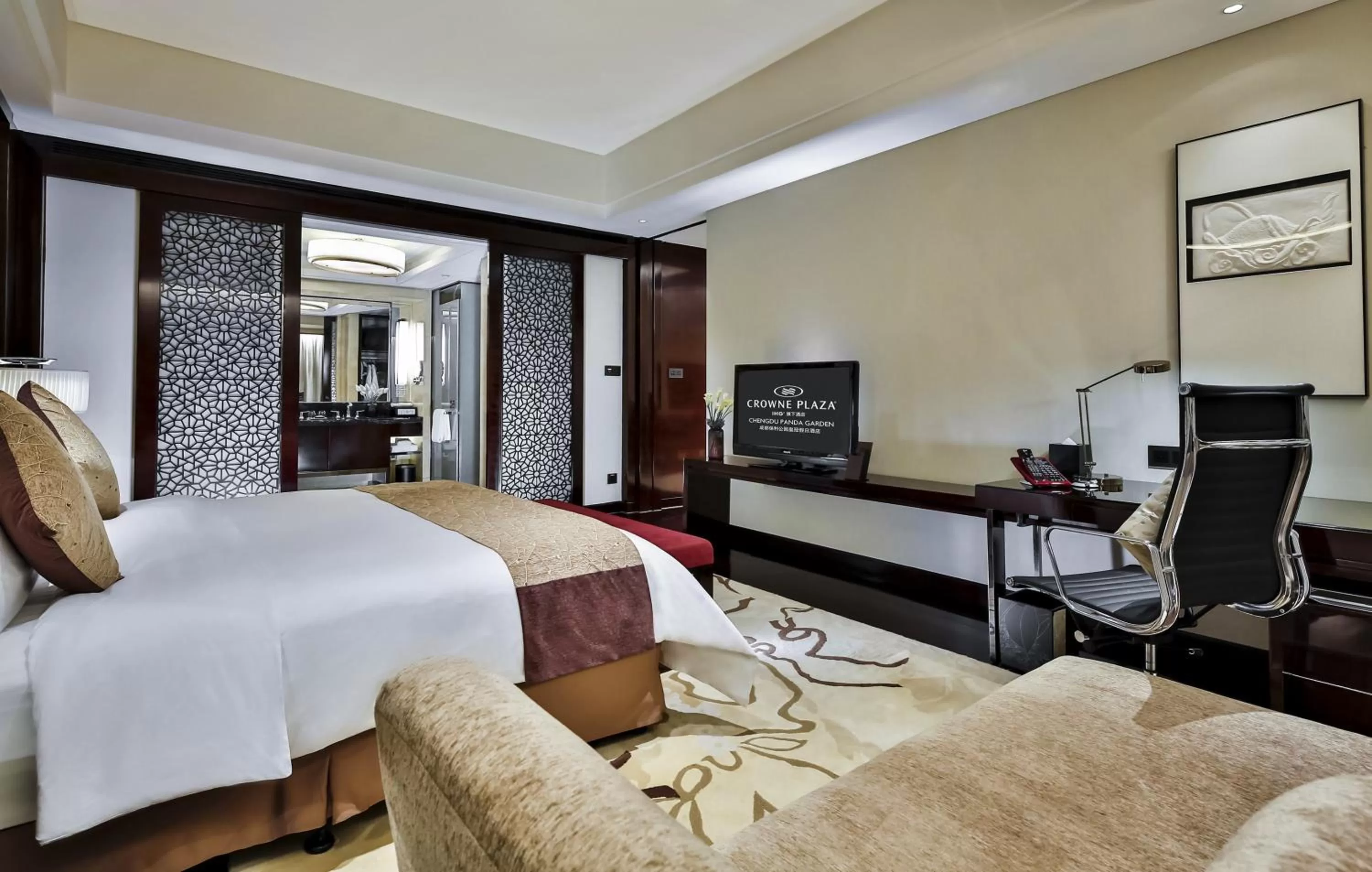 Photo of the whole room, Bed in Crowne Plaza Chengdu Panda Garden by IHG