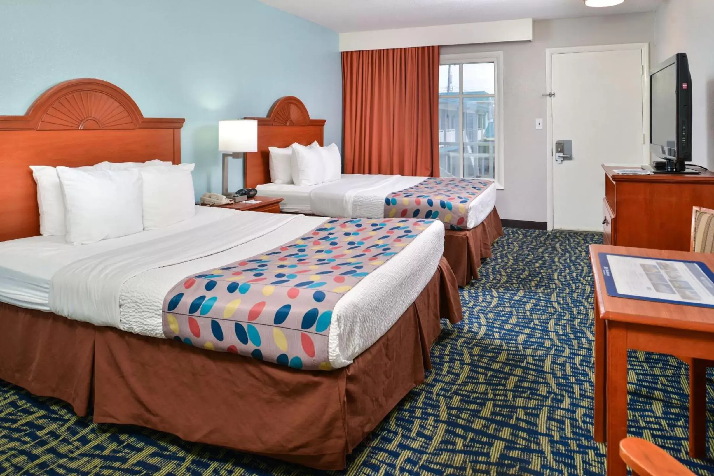 Bed in Best Western Plus Holiday Sands Inn & Suites