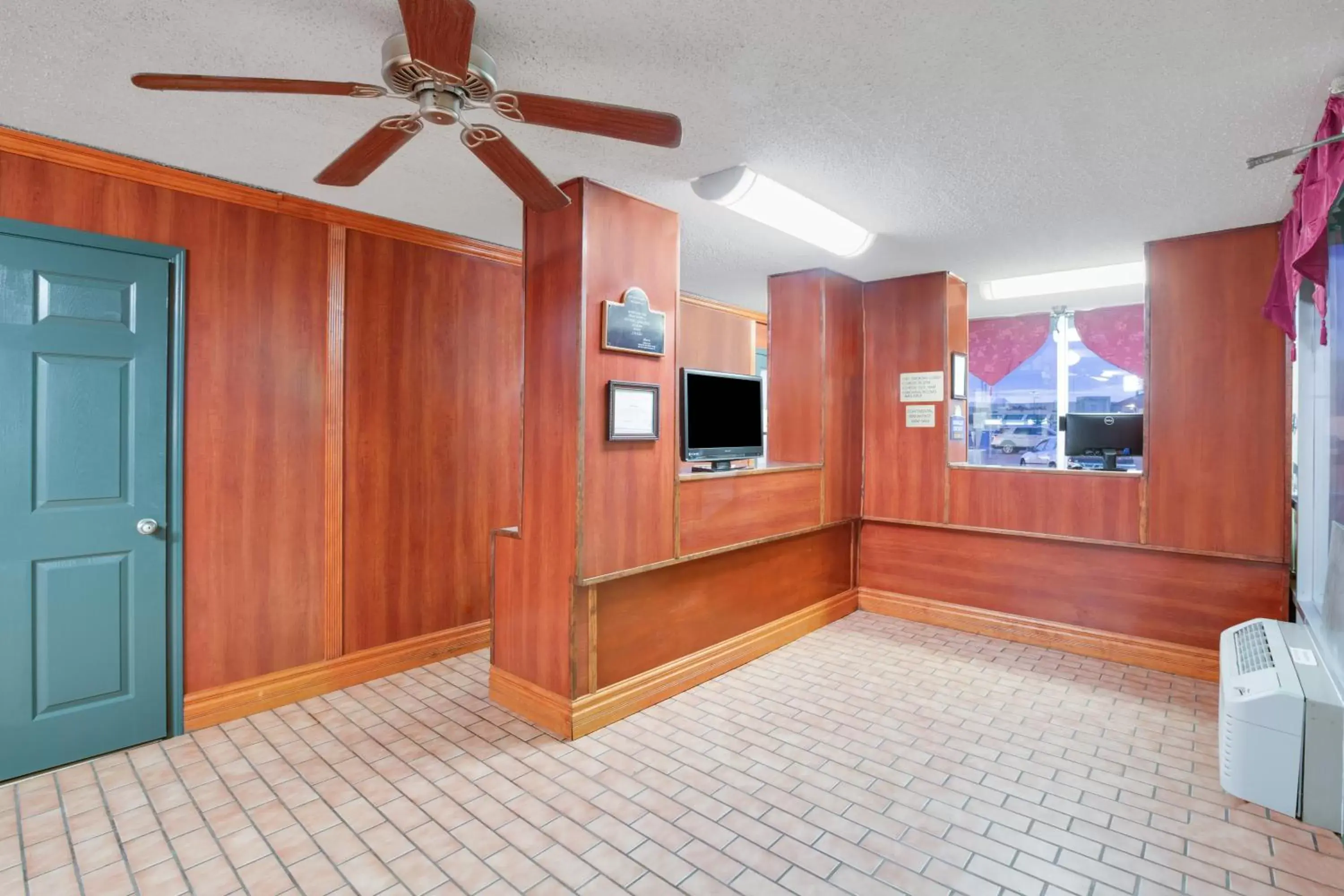 Lobby or reception, TV/Entertainment Center in Days Inn by Wyndham Newport