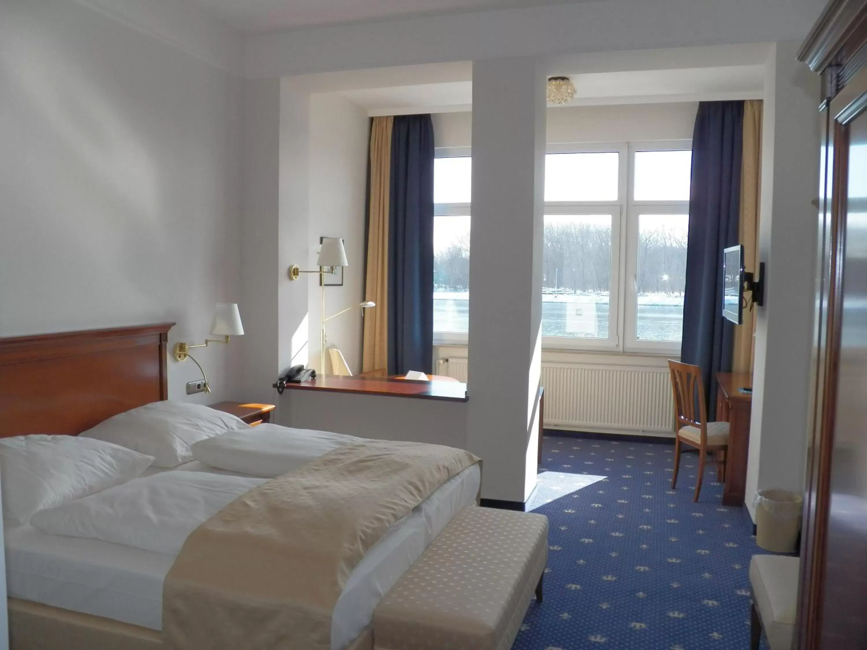 Photo of the whole room, Bed in Hotel Deutscher Kaiser