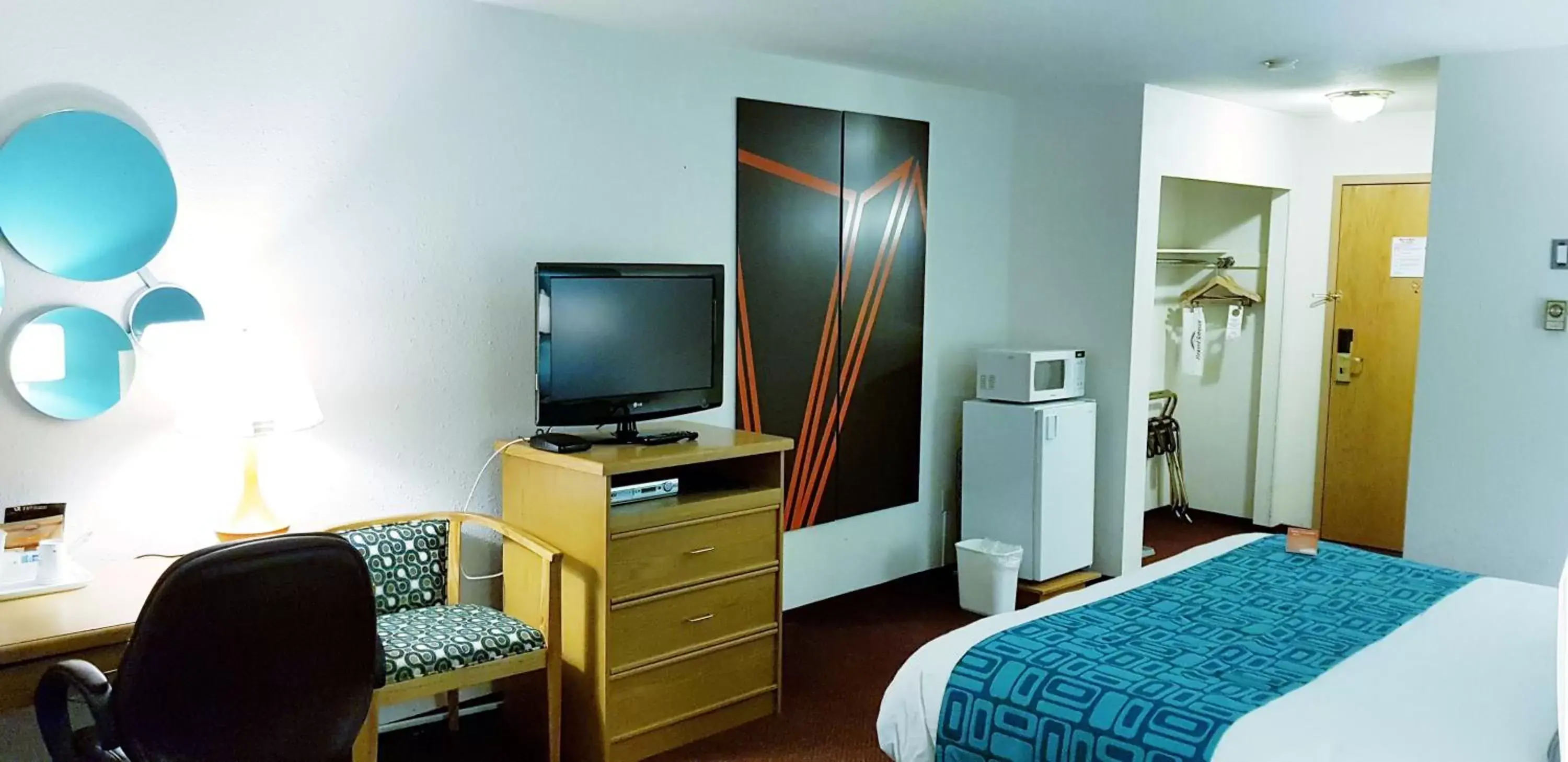 TV and multimedia, TV/Entertainment Center in Howard Johnson by Wyndham Fort St. John