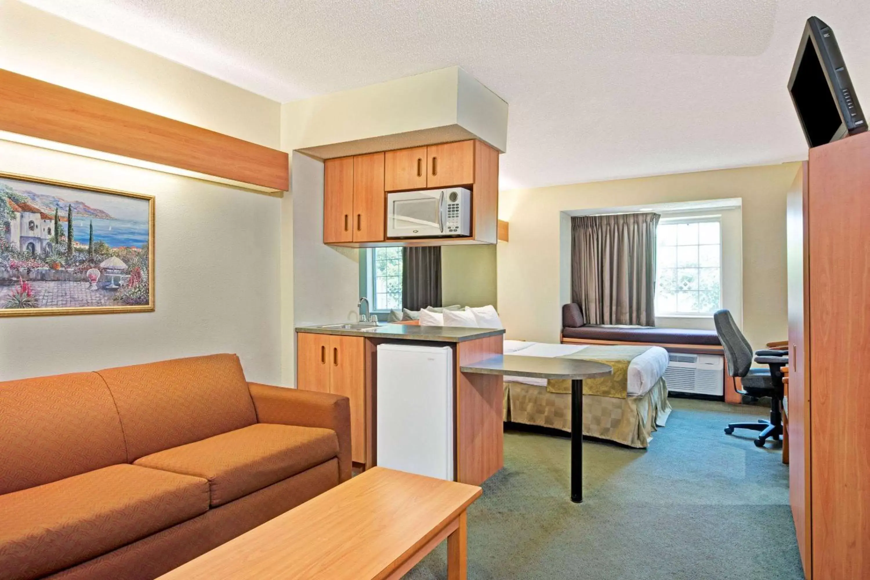 Bed, Seating Area in Microtel Inn and Suites by Wyndham - Cordova