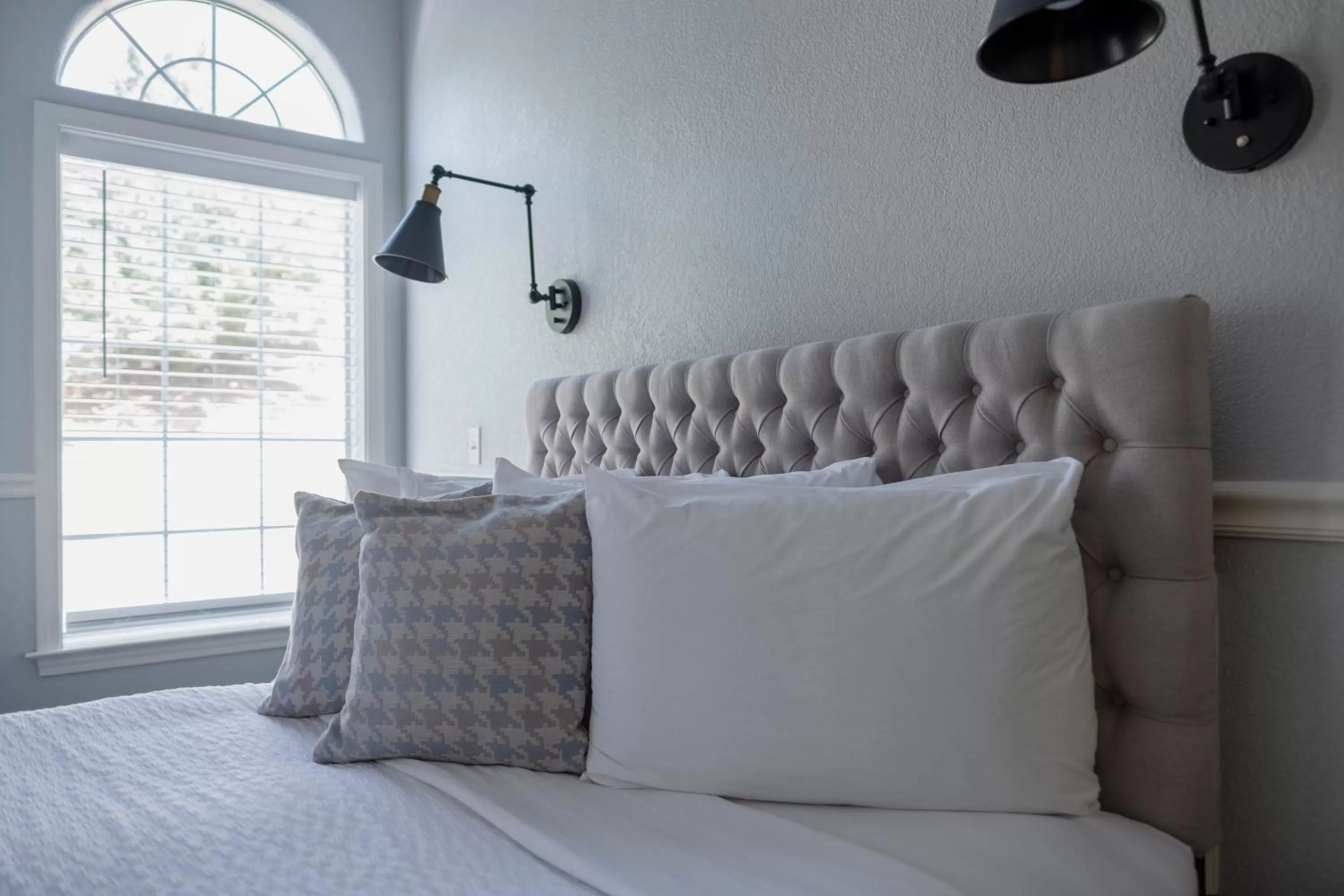 Bed in Hounds Tooth Inn