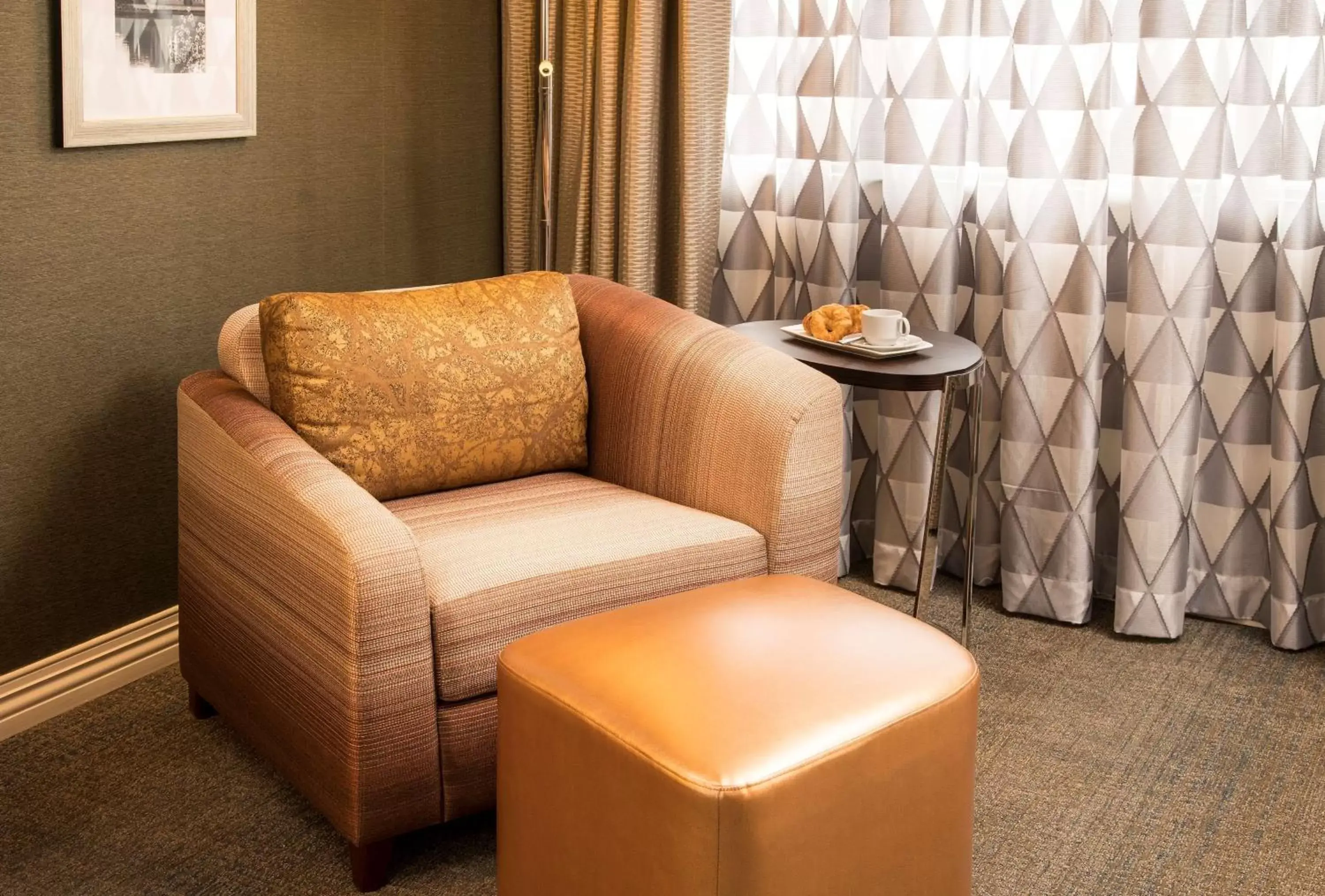 Bed, Seating Area in Hilton Washington DC/Rockville Hotel & Executive Meeting Center