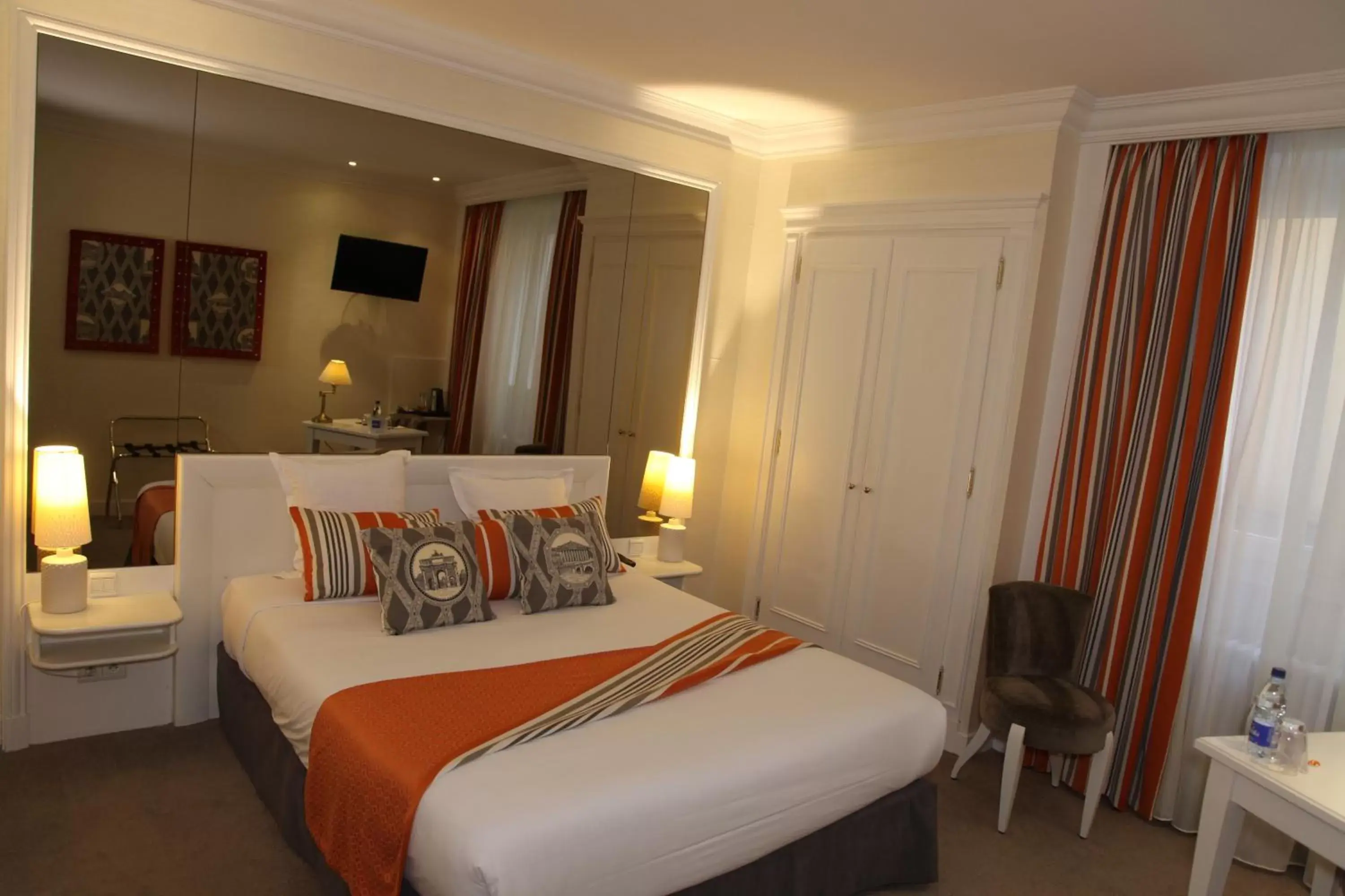 Photo of the whole room, Bed in Maison LUTETIA R