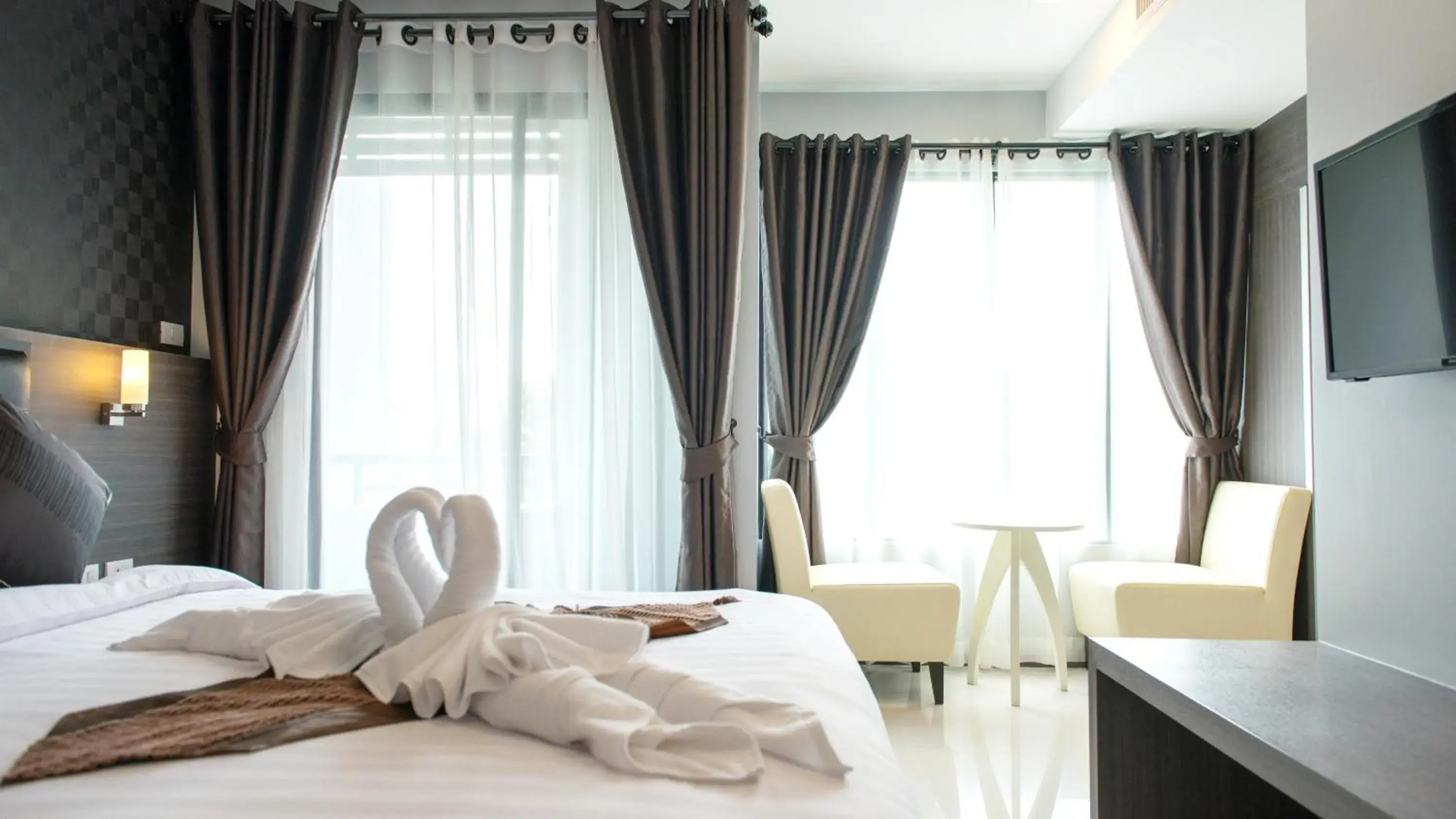 Seating area, Bed in Picnic Hotel Bangkok
