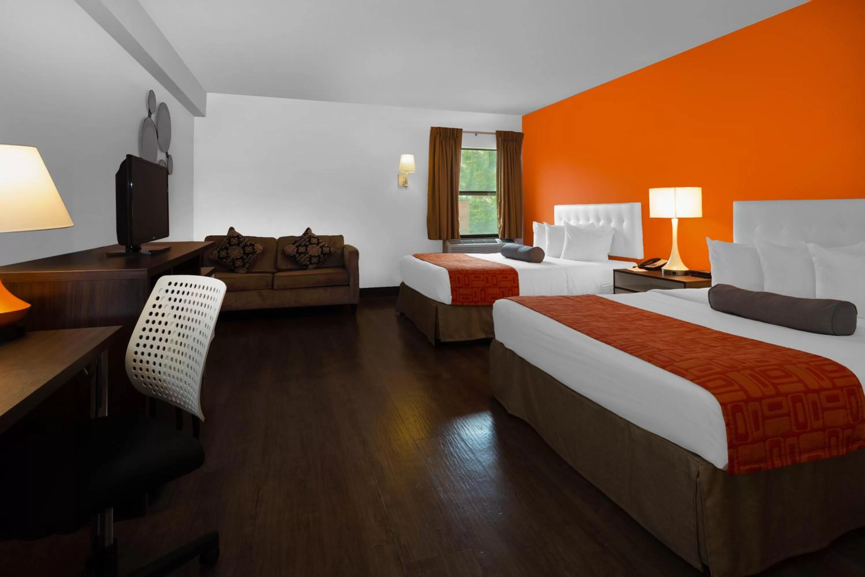 Bed in Howard Johnson by Wyndham Waukegan Great Lakes