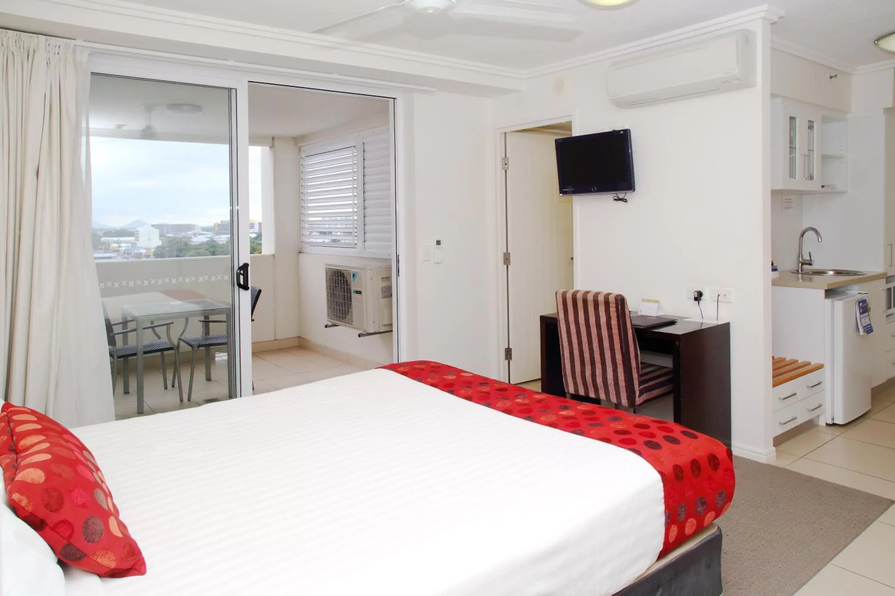 Balcony/Terrace, Bed in Cairns Central Plaza Apartment Hotel