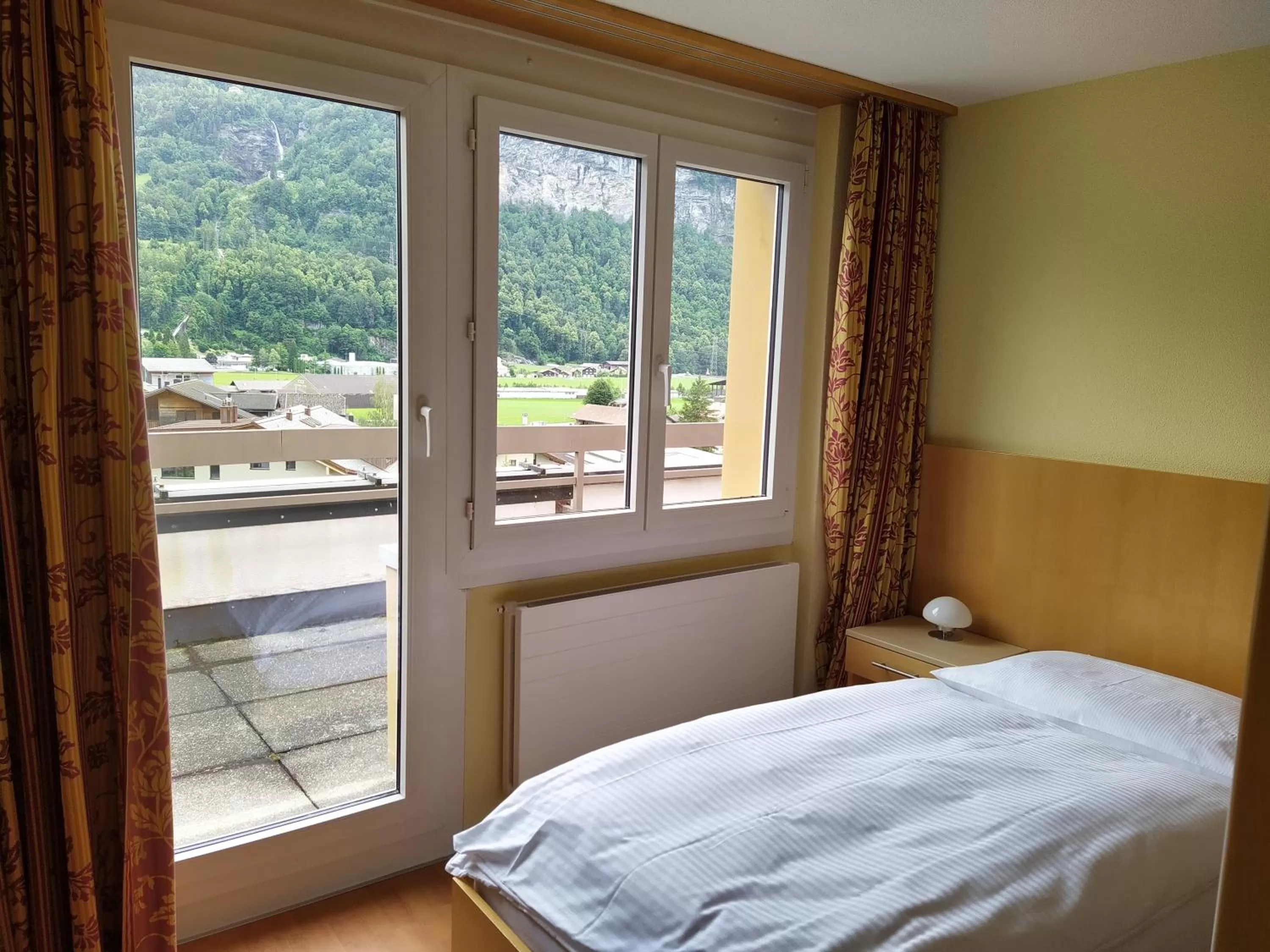 Bed in Hotel Sherlock Holmes & Khana Restaurant "nur 200 m zur Gondelbahn Hasliberg"