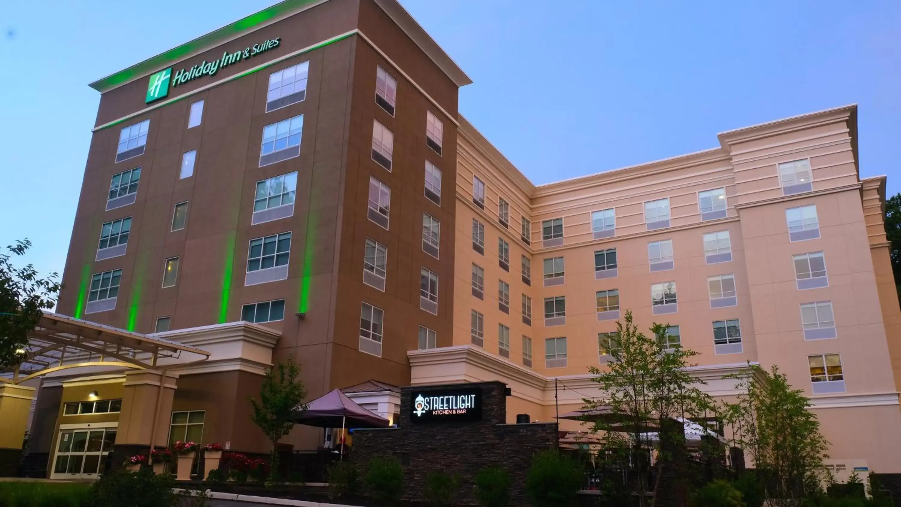 Property Building in Holiday Inn & Suites Philadelphia W - Drexel Hill, an IHG Hotel