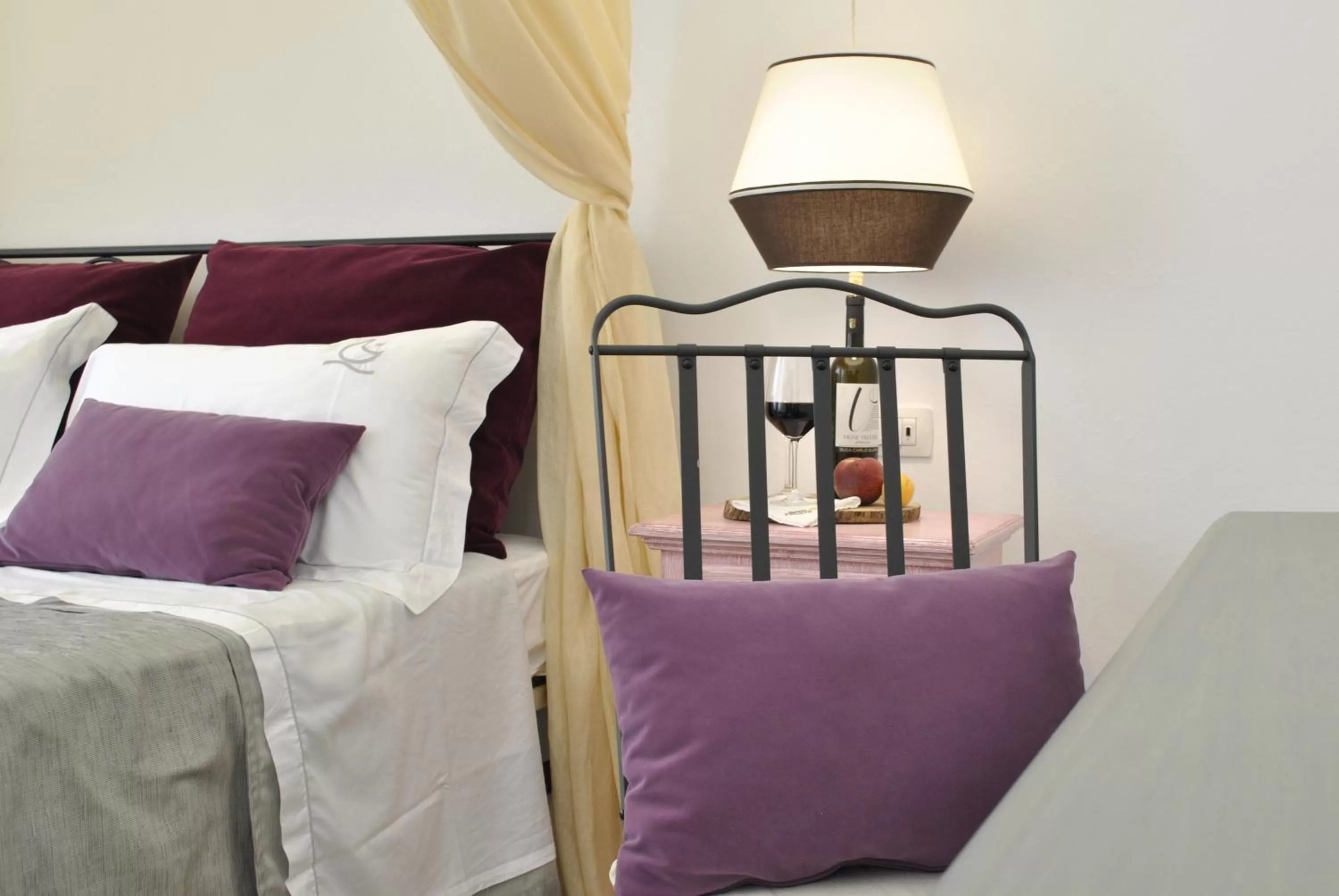 Decorative detail, Bed in Masseria Panareo