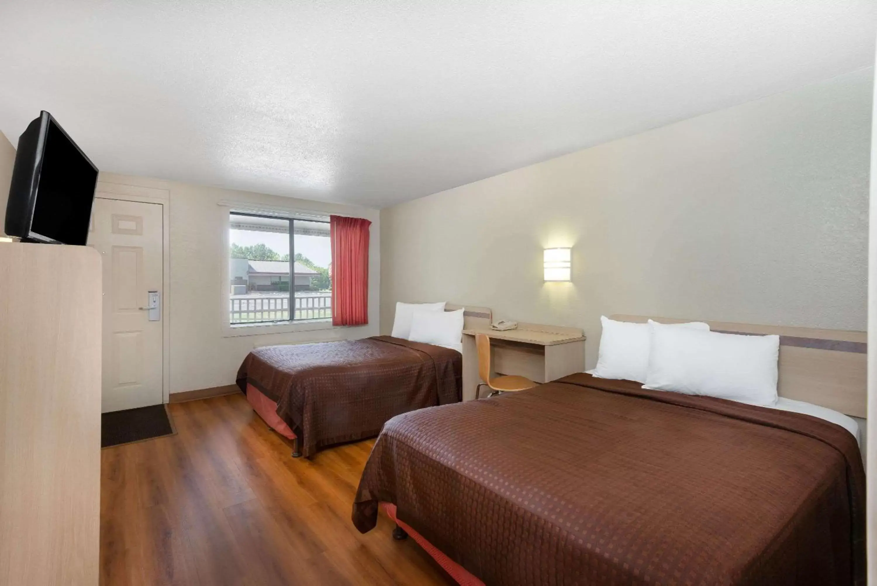 Photo of the whole room, Bed in Travelodge by Wyndham Essington / Philadelphia Airport