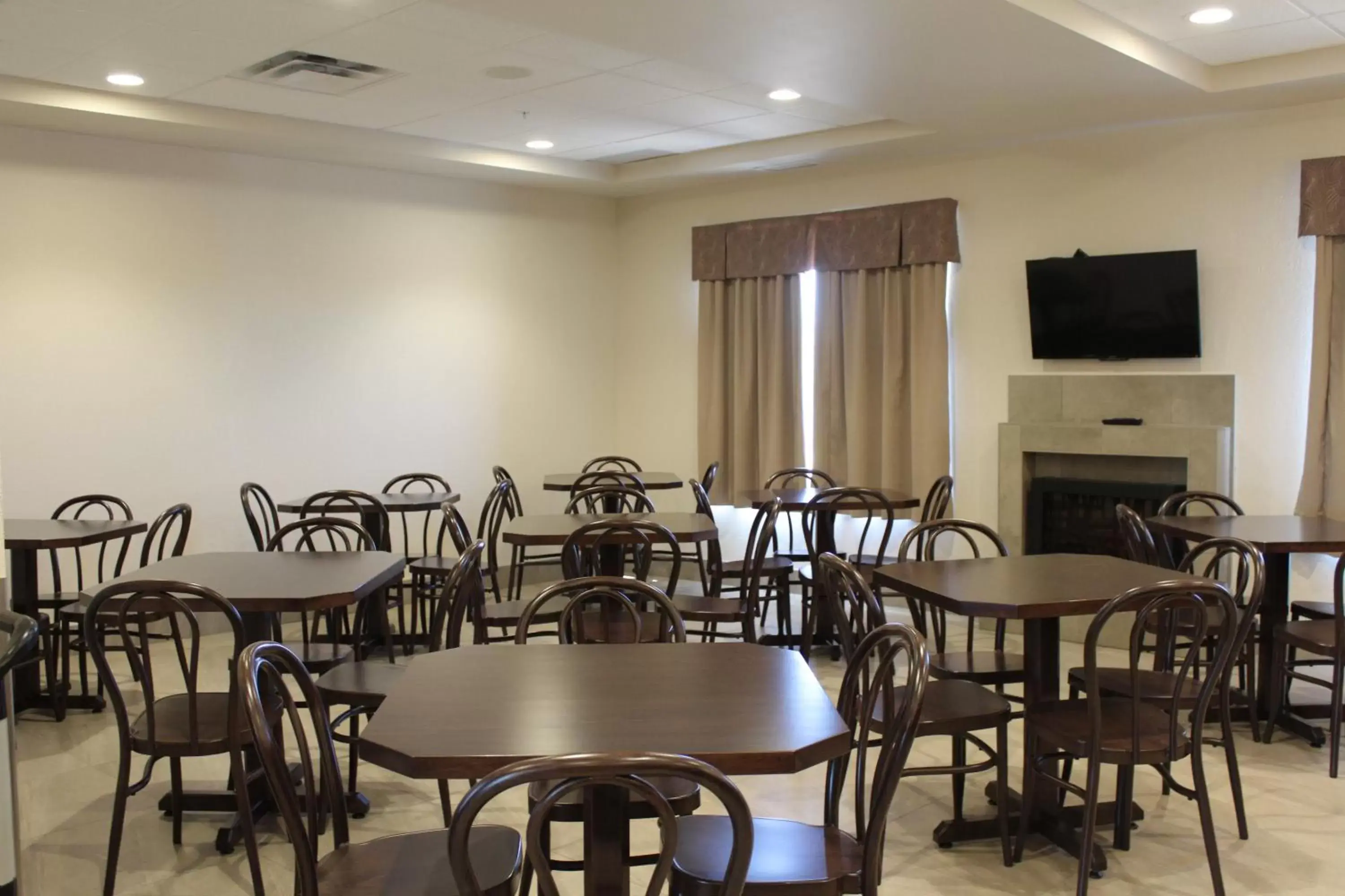 Banquet/Function facilities, Restaurant/Places to Eat in Prairie Moon Inn & Suites Macklin