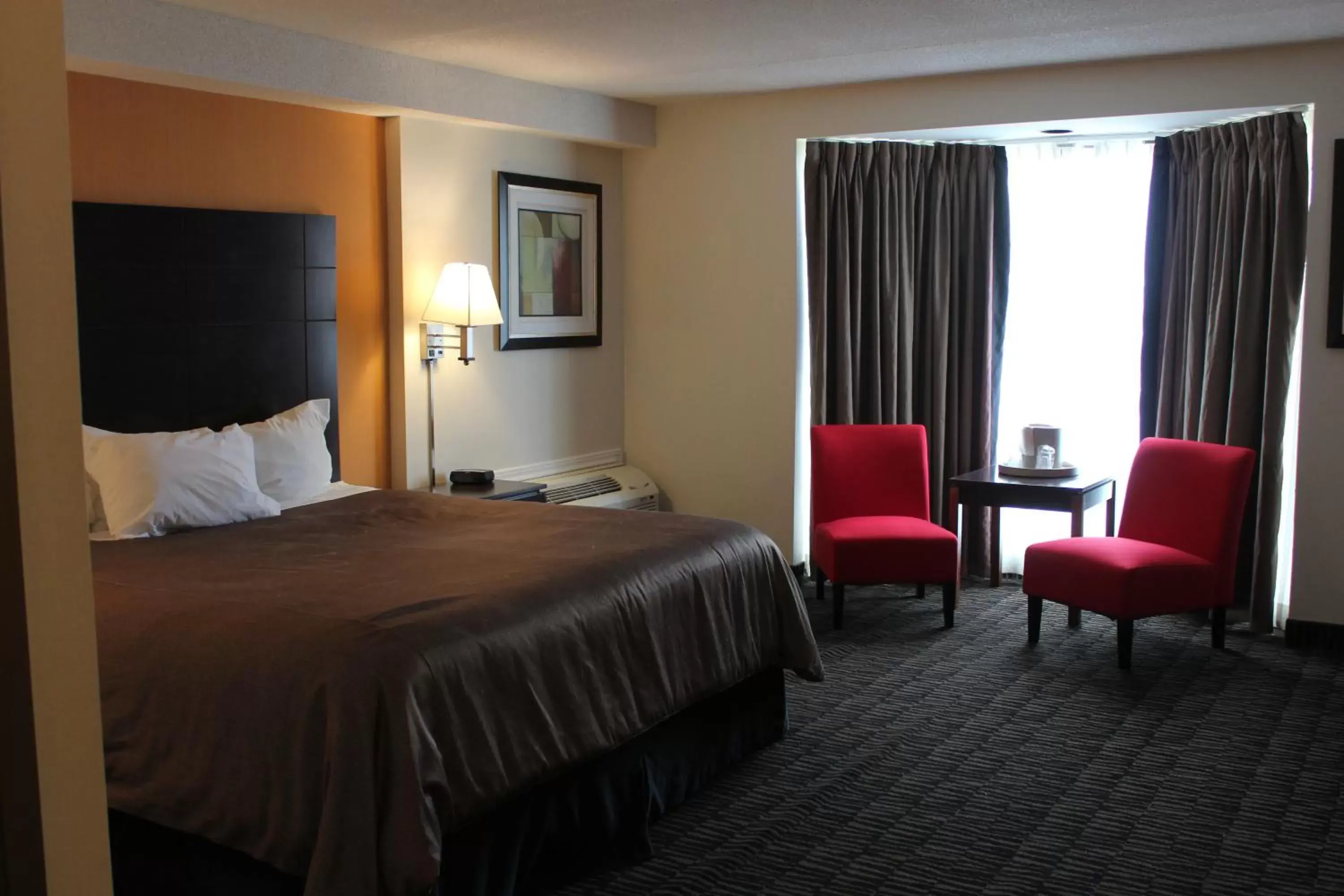 Bed in Ramada Plaza by Wyndham Niagara Falls