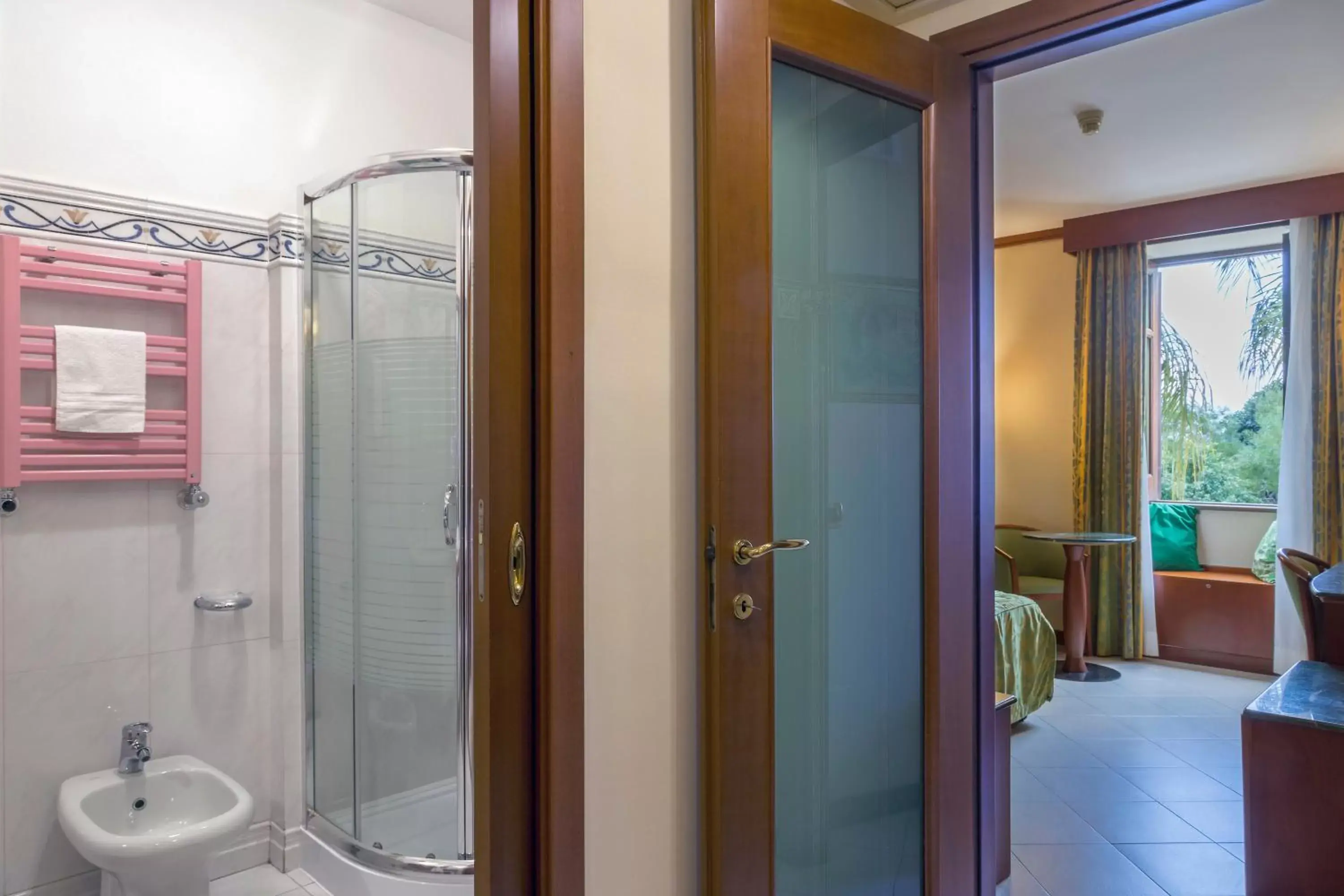 Shower, Bathroom in Hotel Garibaldi