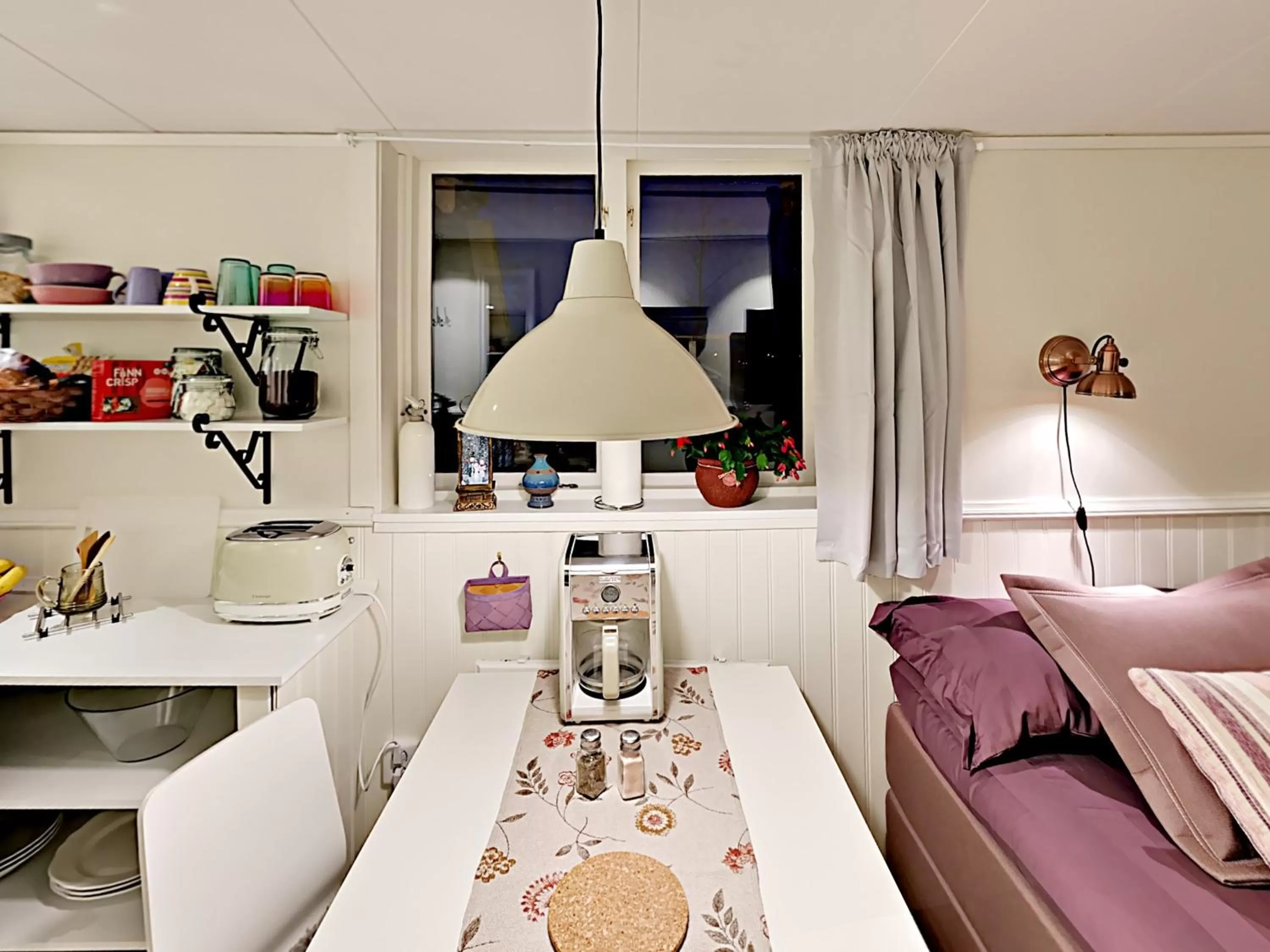 Dining area in Woodstock B & B Studios