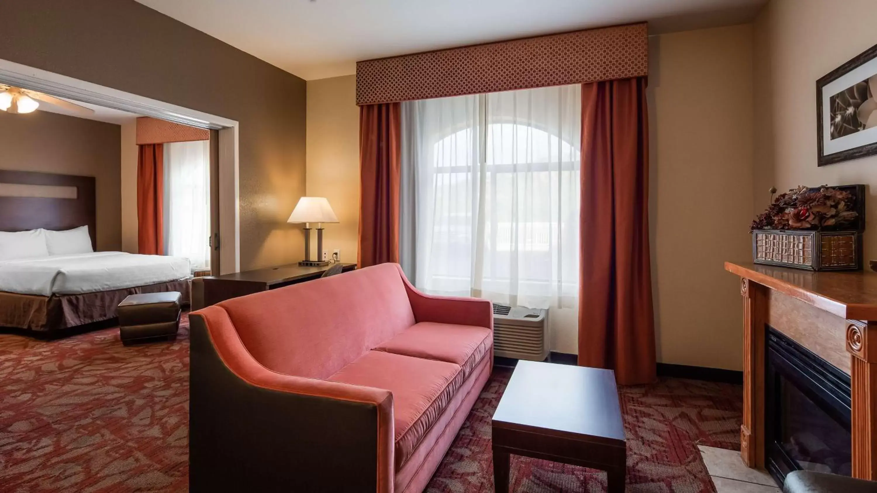 Photo of the whole room, Seating Area in Best Western Plus Ruidoso Inn