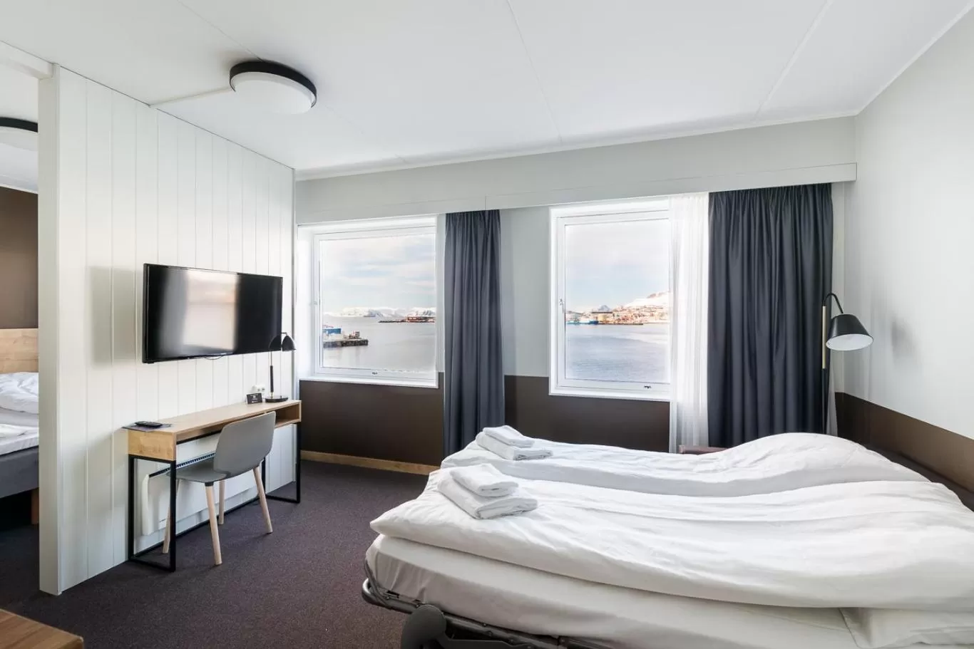 View (from property/room), Bed in Smarthotel Hammerfest