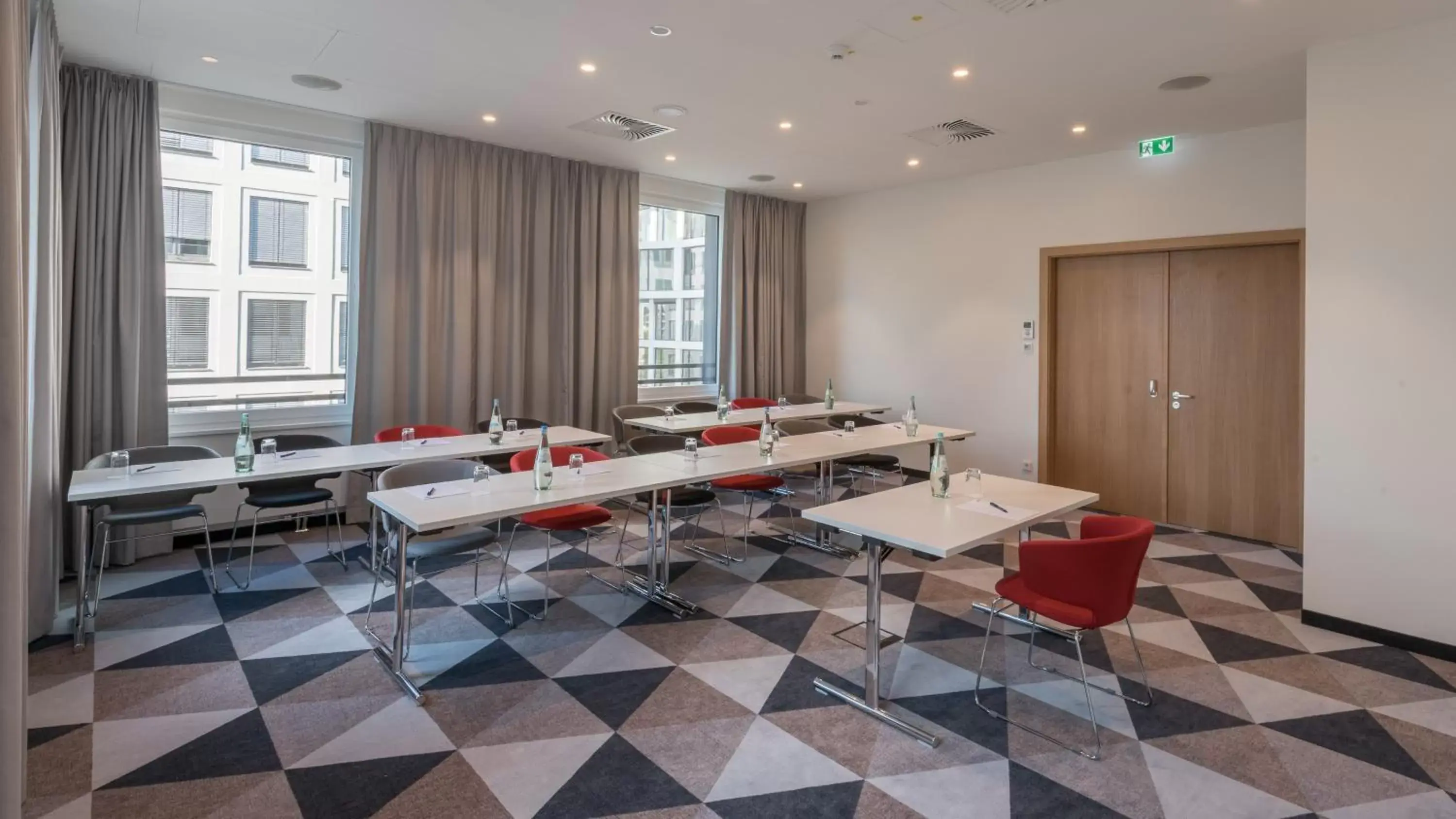 Meeting/conference room, Restaurant/Places to Eat in Holiday Inn Express Munich City West, an IHG Hotel