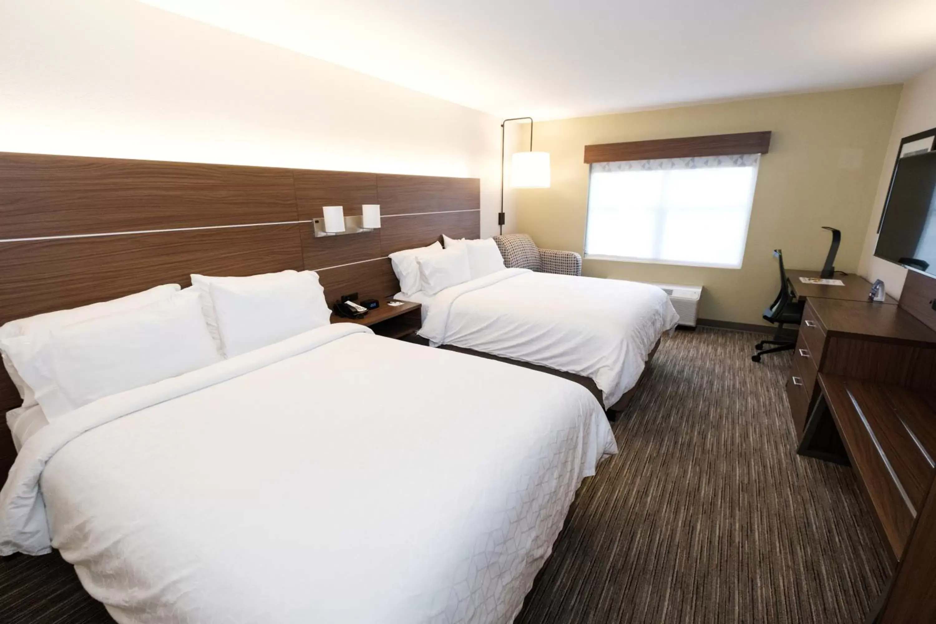 Bed in Holiday Inn Express Atlanta - Northeast I-85 - Clairmont Road, an IHG Hotel