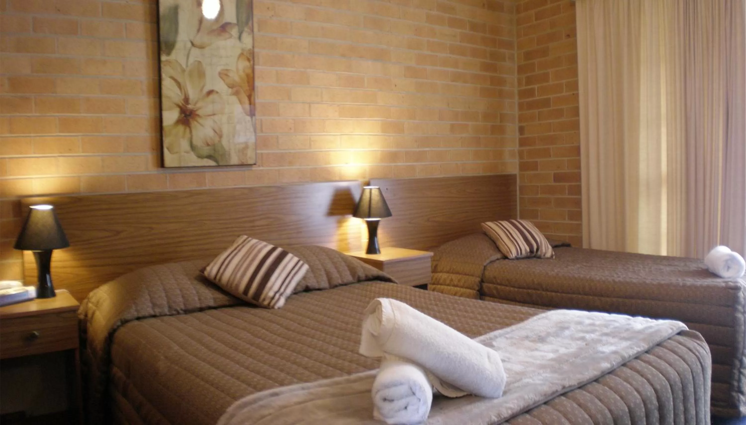 Twin Room in White Lanterns Motel