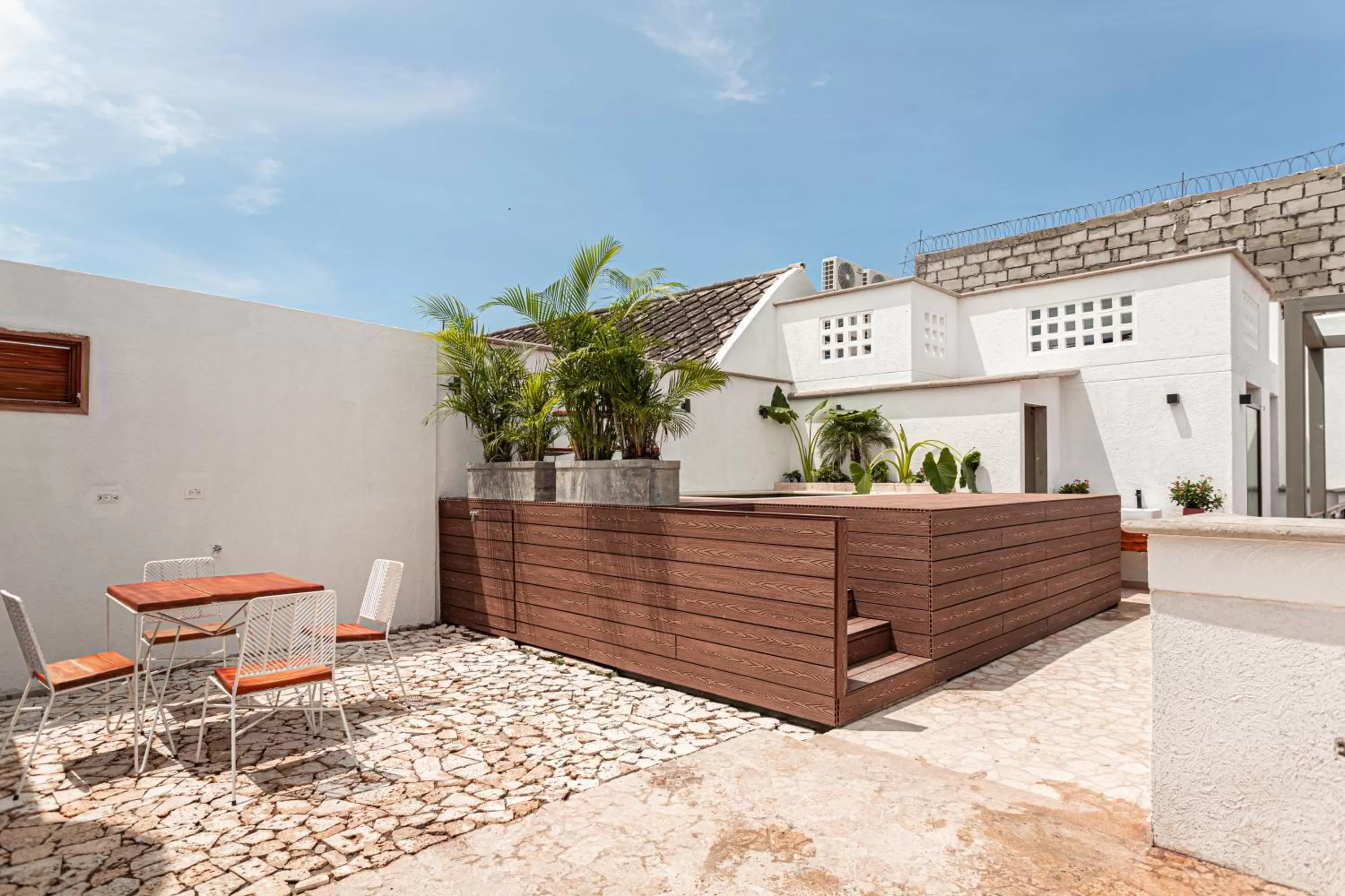 Pool view in Soy Local Insignia