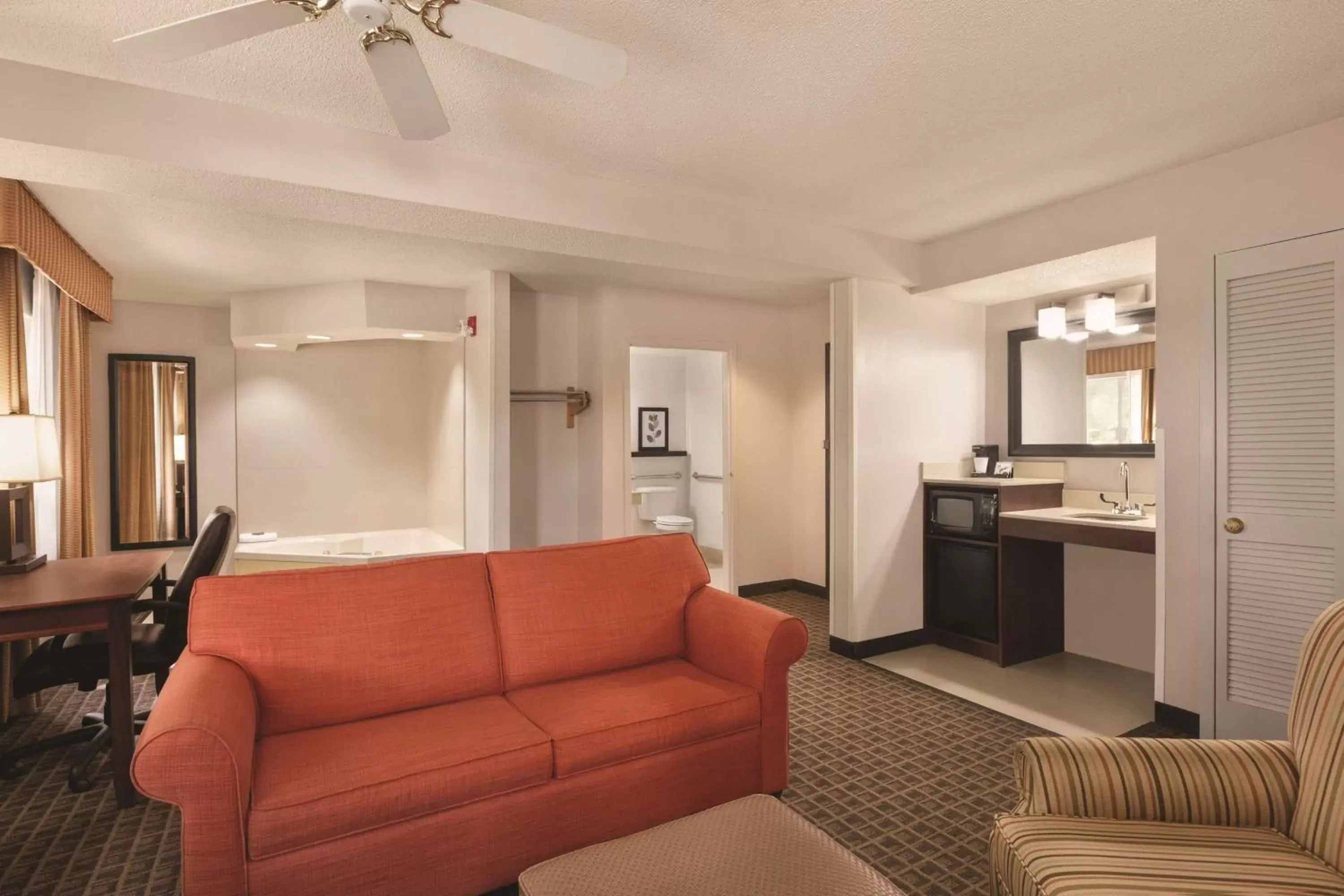 Photo of the whole room, Seating Area in Country Inn & Suites by Radisson, Lawrenceville, GA