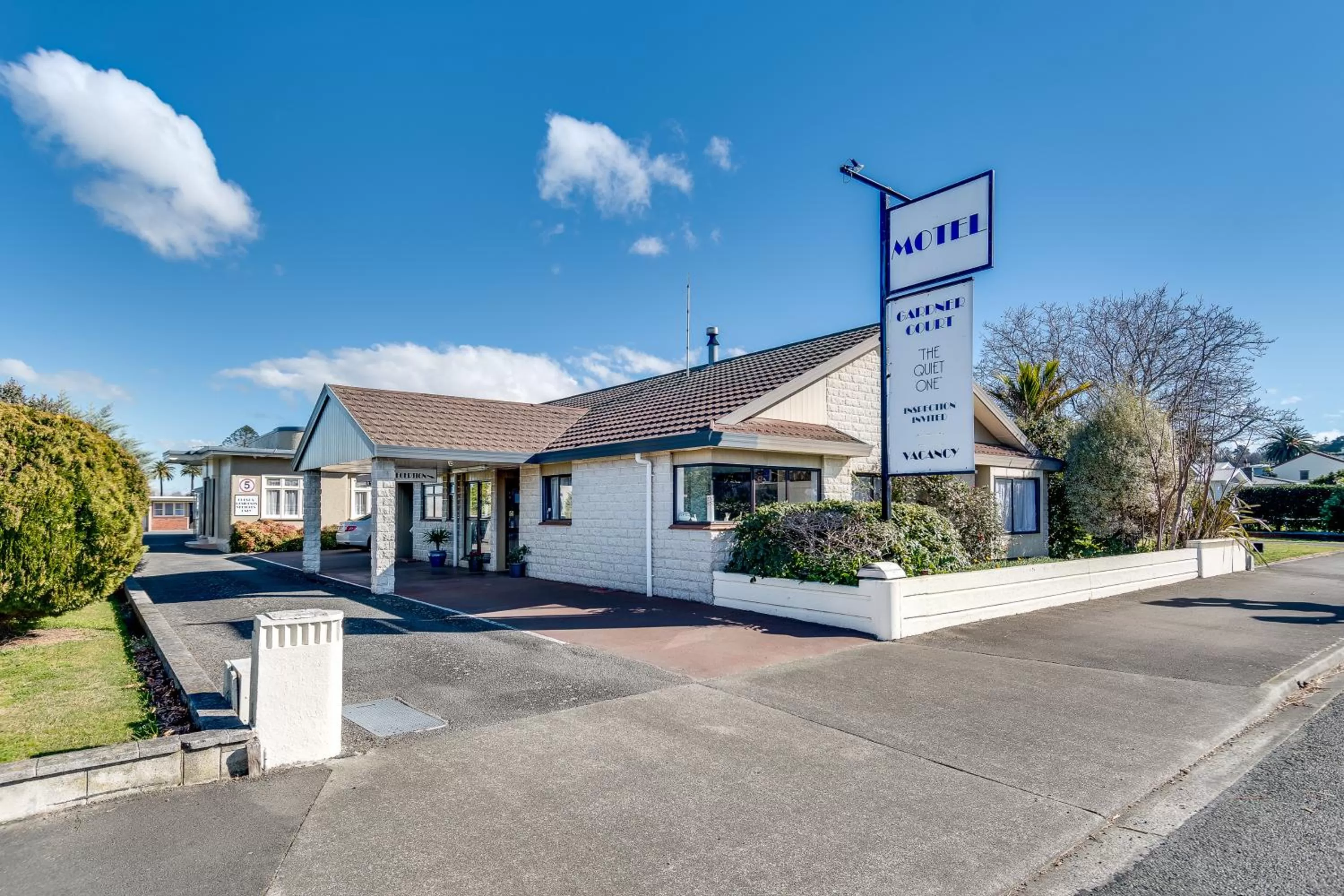 Facade/entrance in Gardner Court Motel