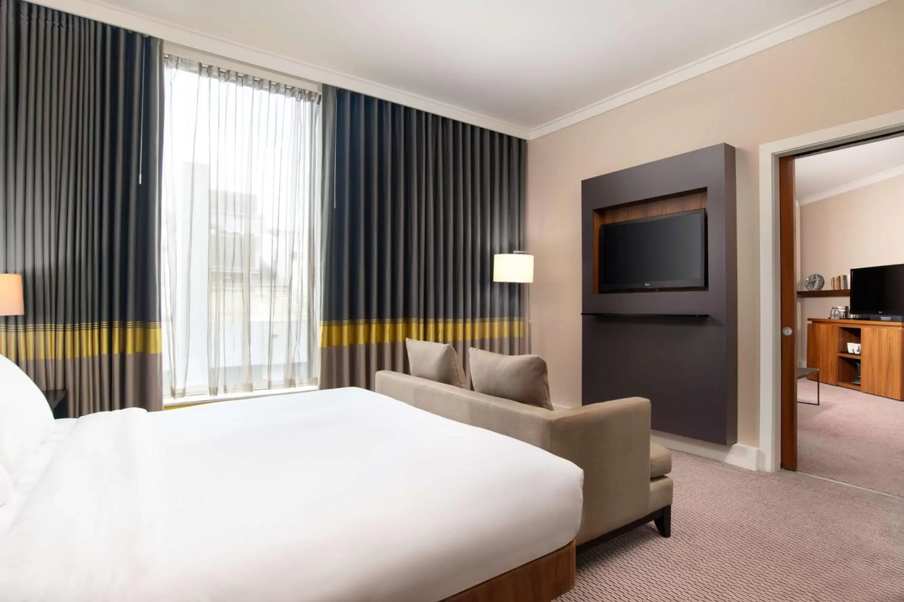 Bedroom, Bed in Hilton London Wembley