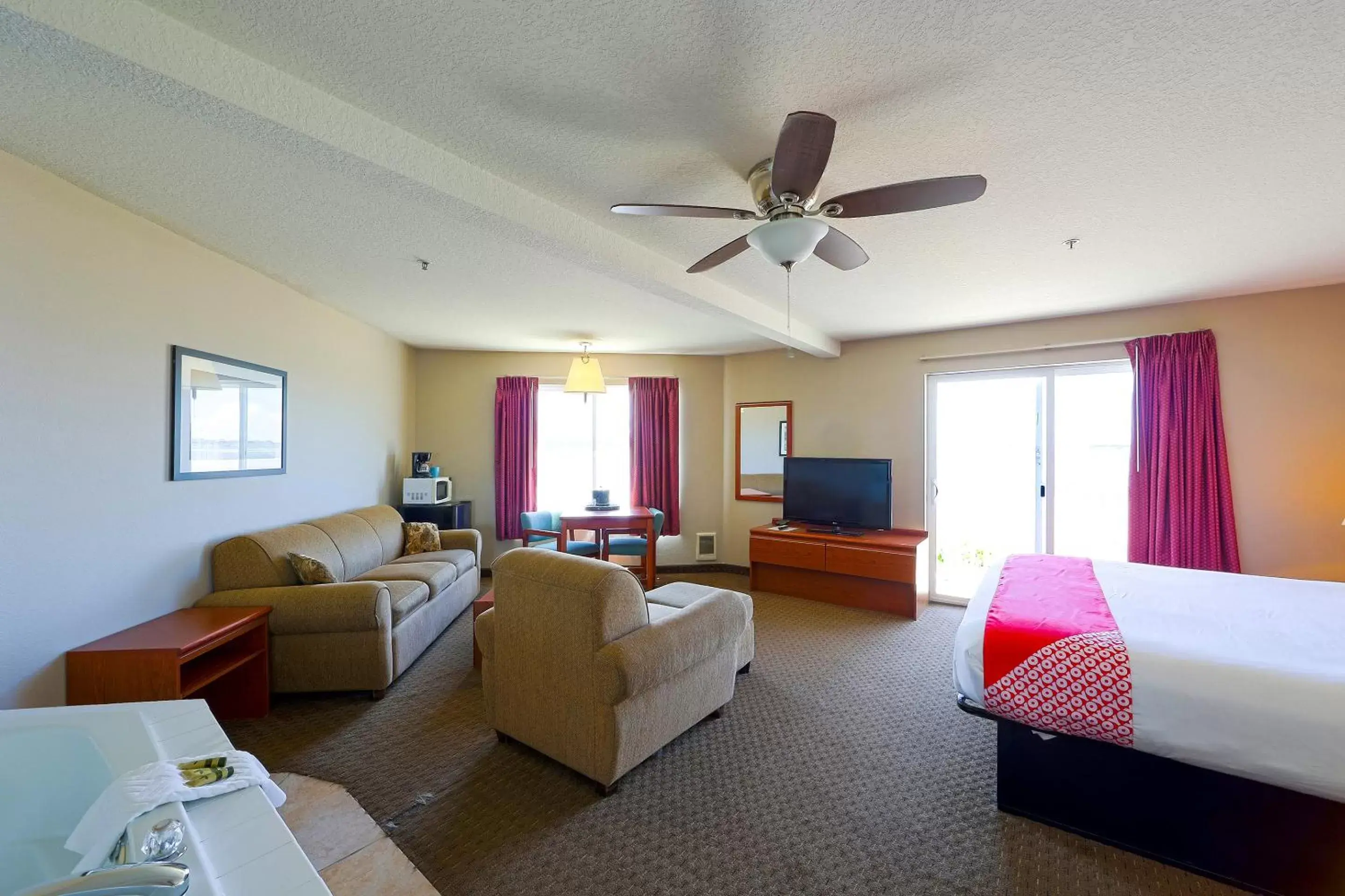 Bedroom, Seating Area in Siletz Bay Beachfront Hotel by OYO Lincoln City