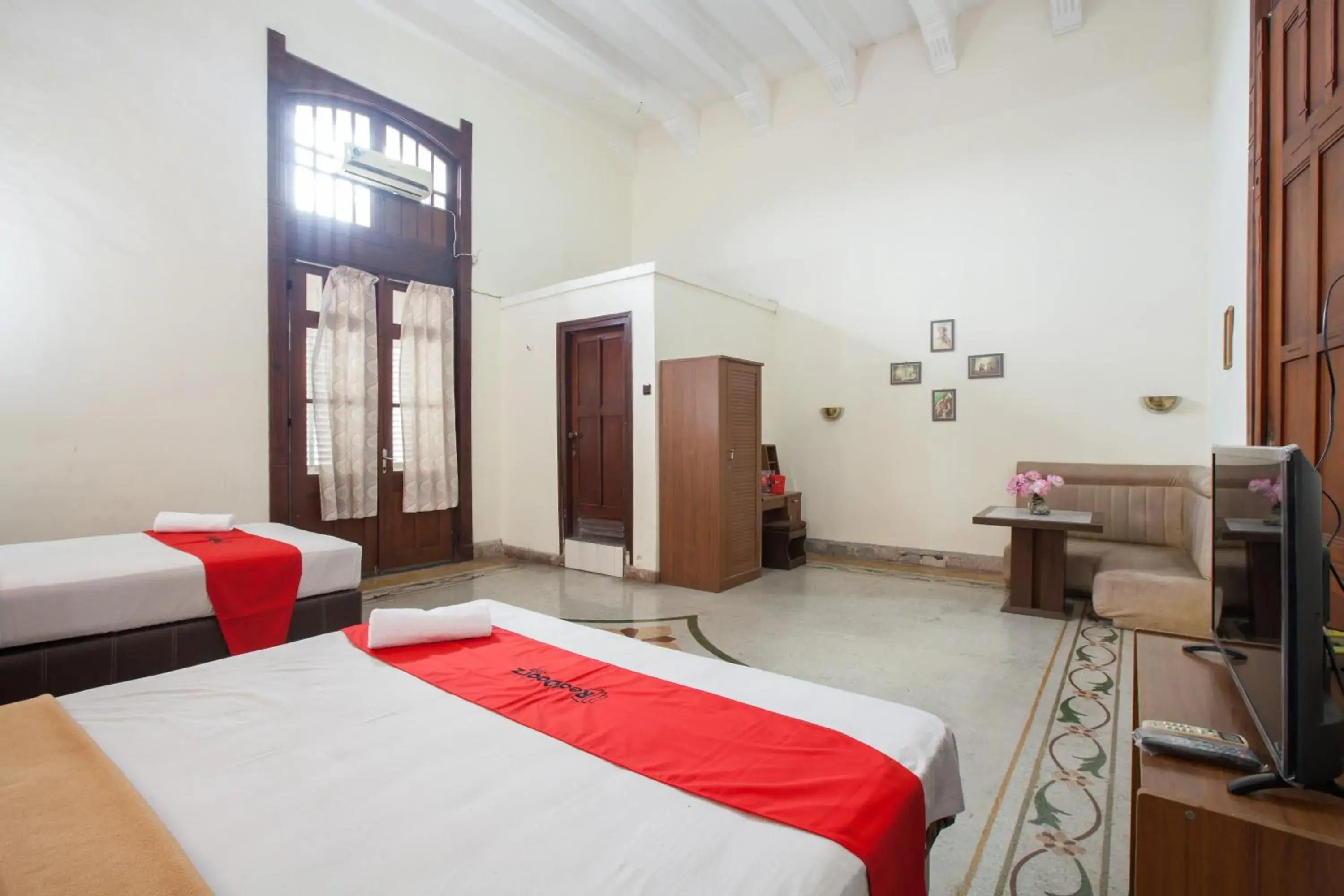 Bedroom, Bed in RedDoorz @ Lawang