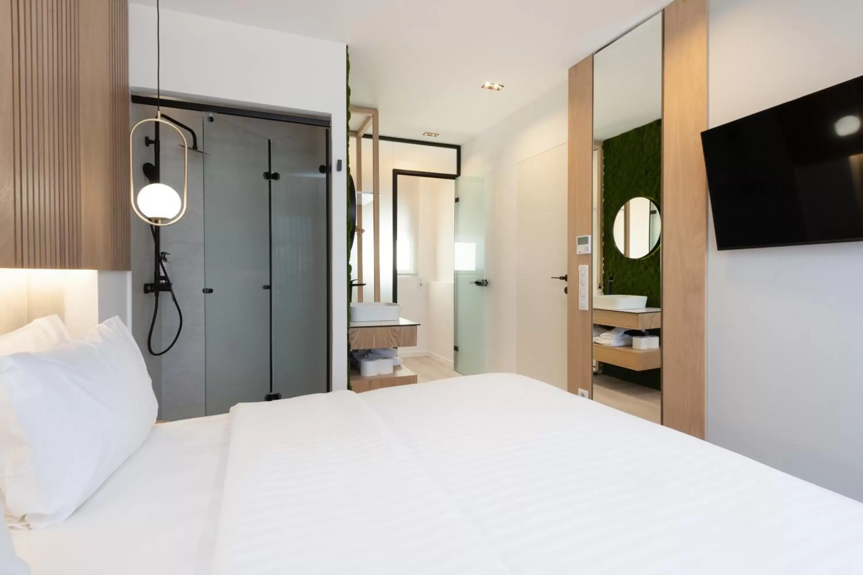 Shower, Bed in LUX&EASY Athens Metro Suites