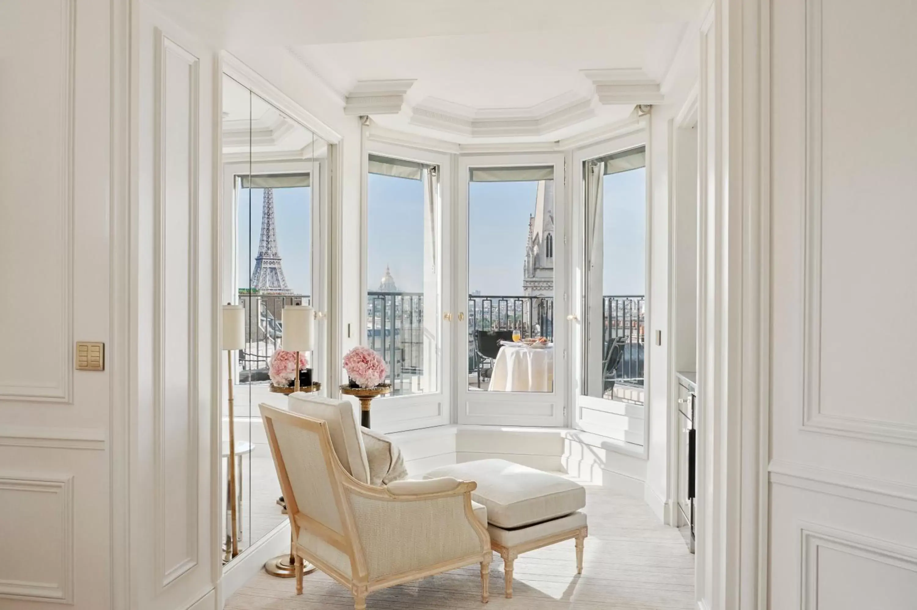 Living room in Four Seasons Hotel George V Paris