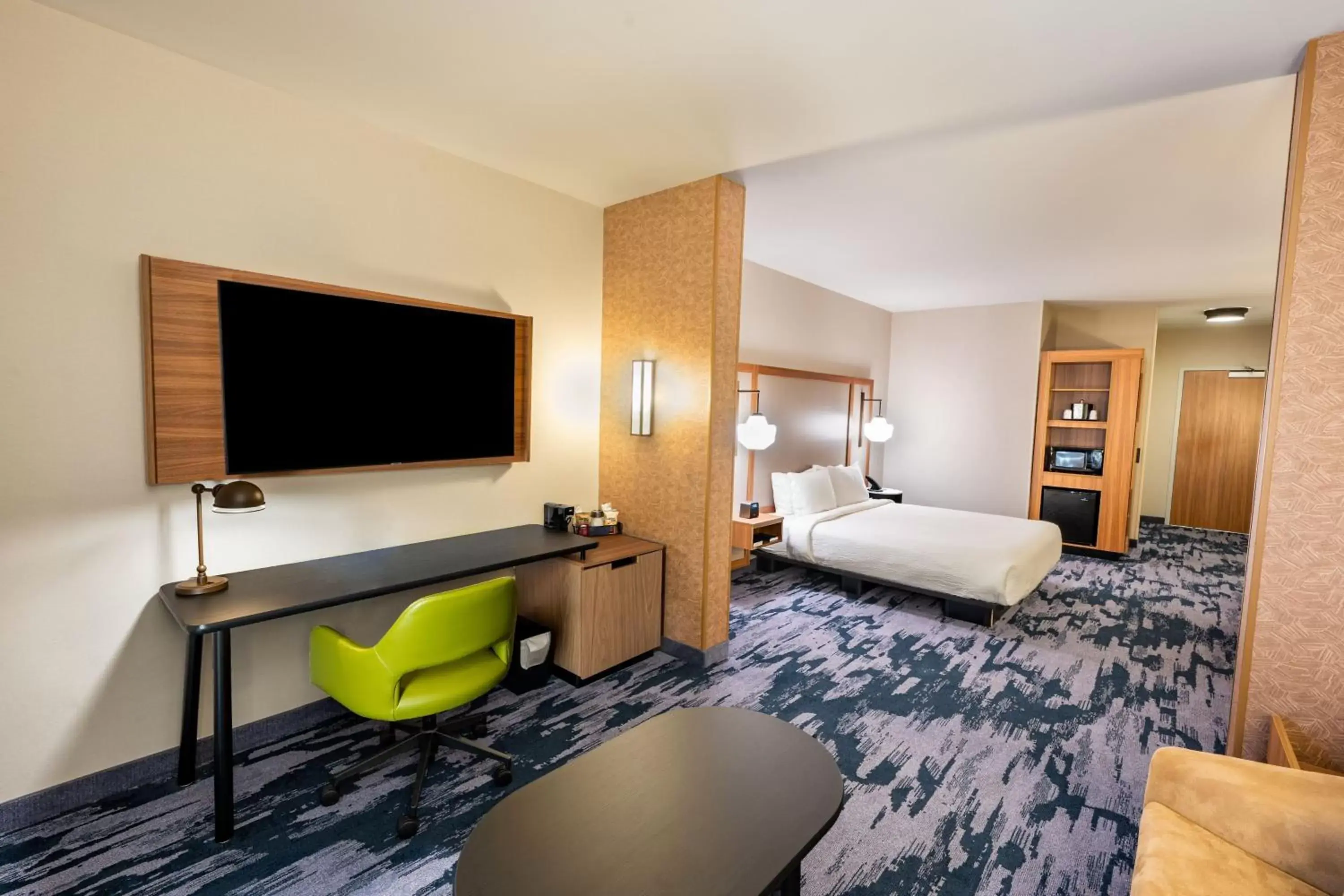 Photo of the whole room, TV/Entertainment Center in Fairfield by Marriott Inn & Suites Rome