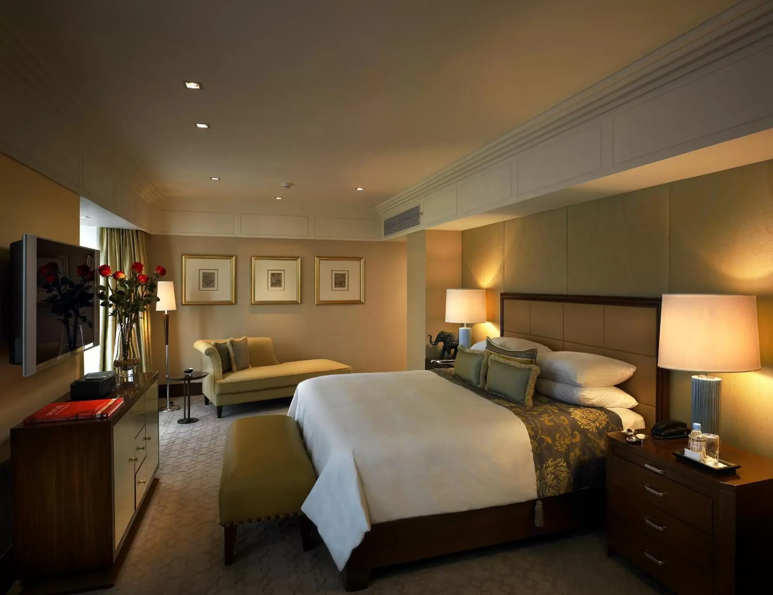 Photo of the whole room, Bed in The Leela Mumbai